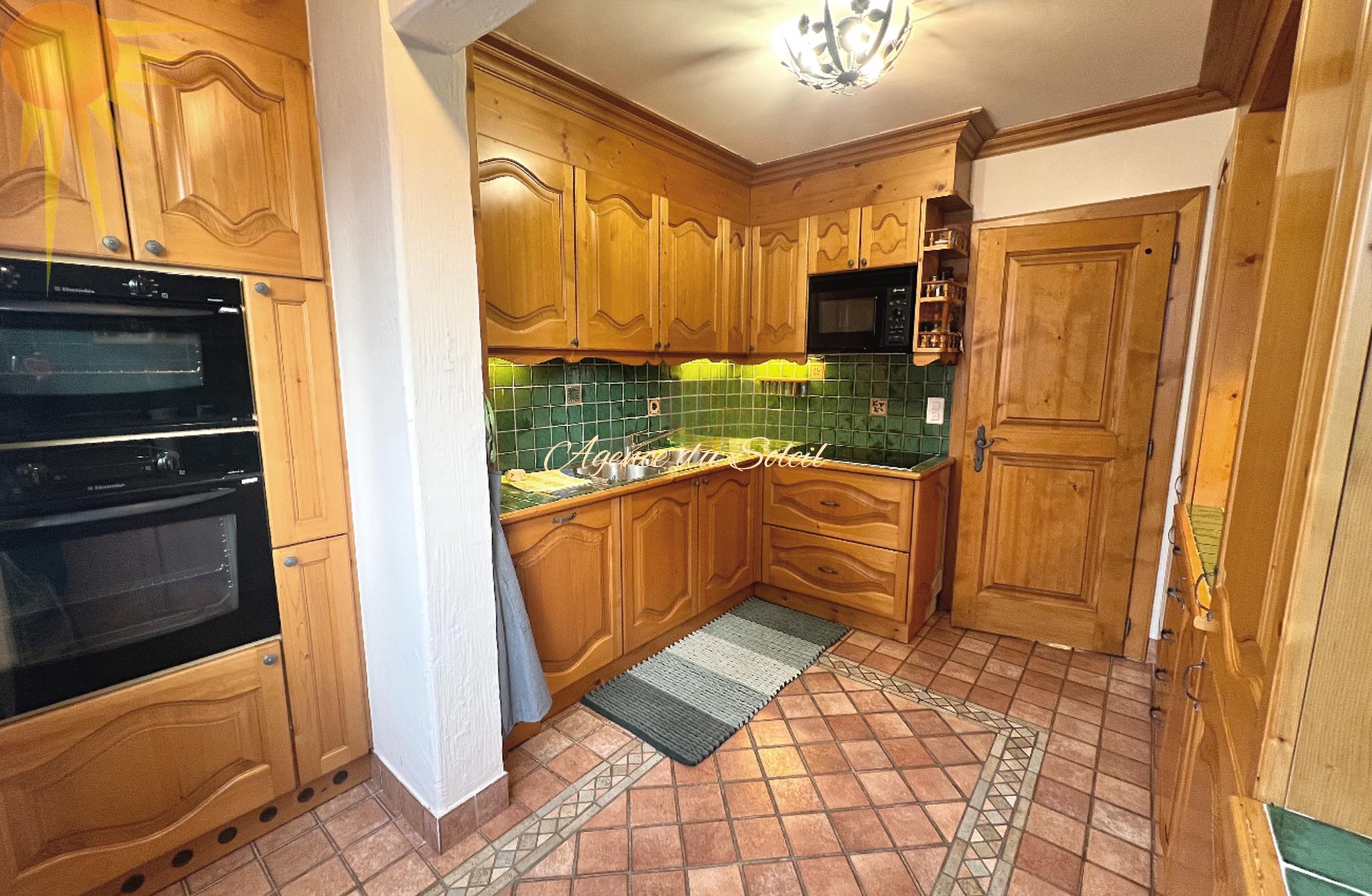 Traditionelle Landhausküche mit Holzfronten