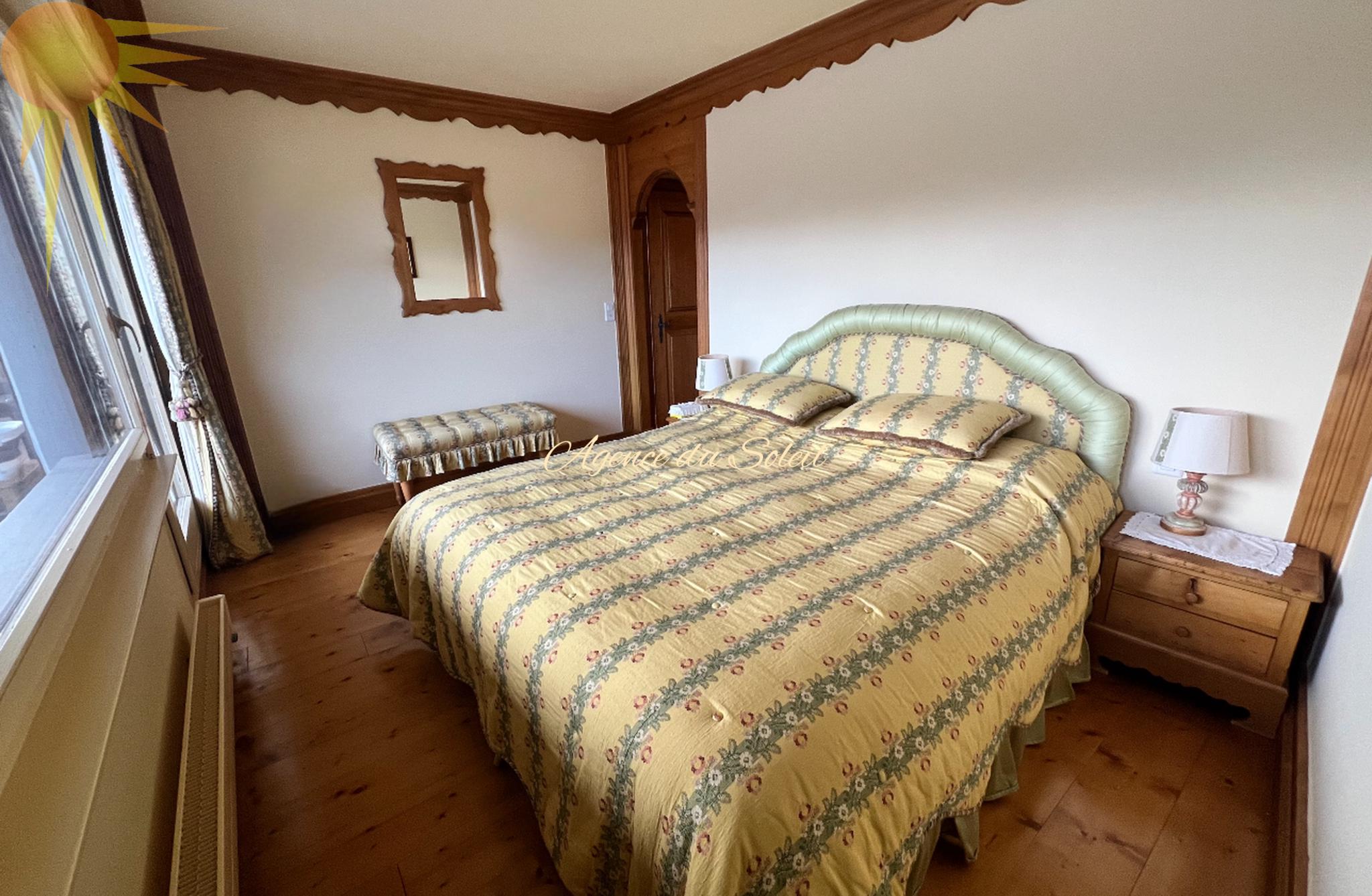 Schlafzimmer mit klassischer Einrichtung