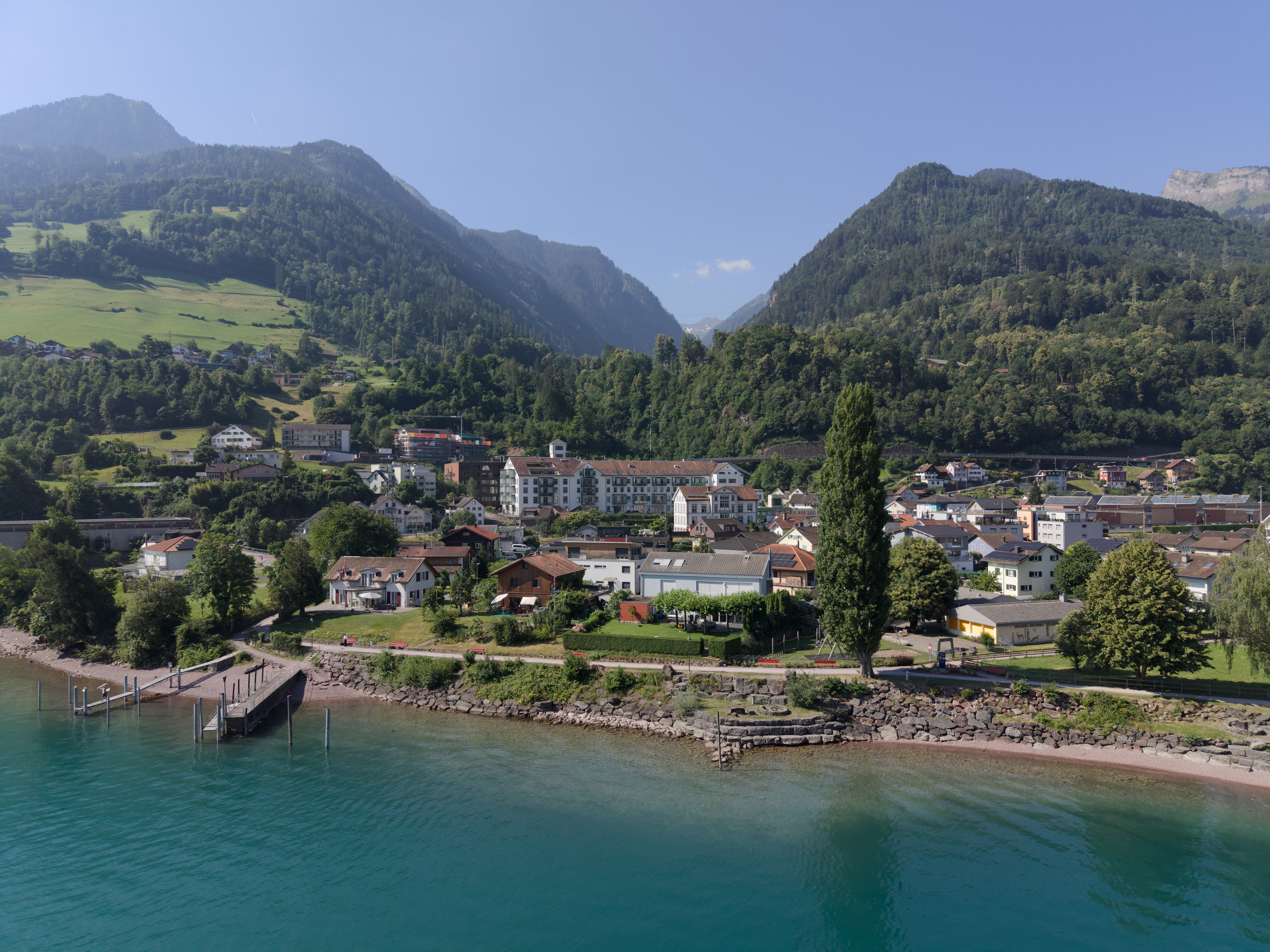 Blick auf eine Seeuferstadt mit Bergen