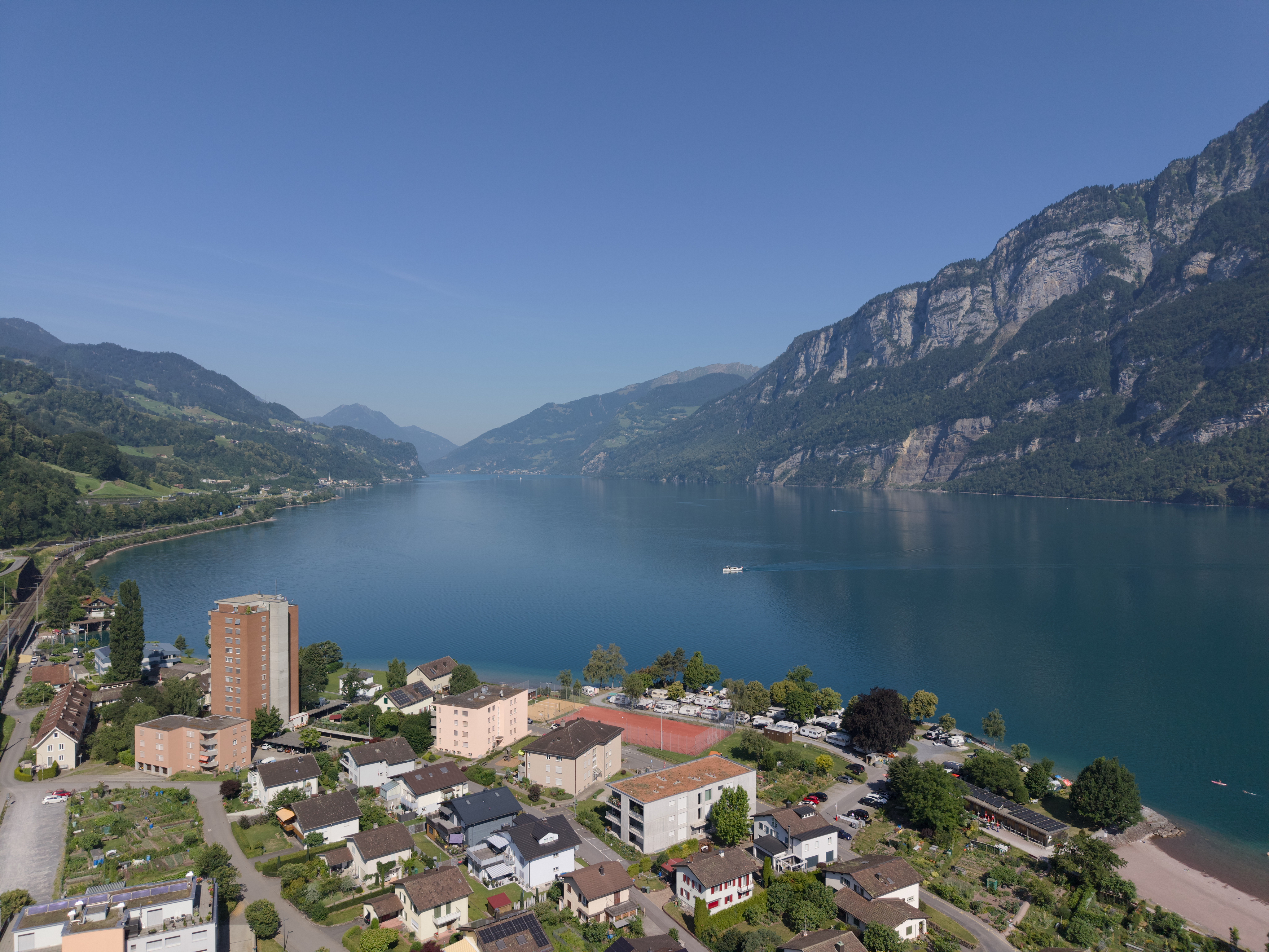 See- und Bergpanorama über eine Siedlung