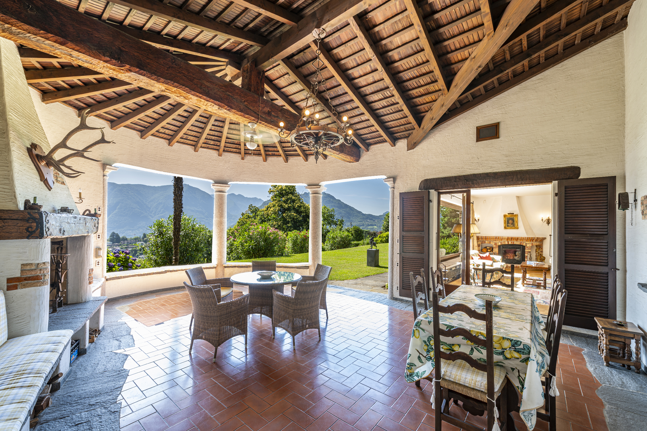 Überdachte Terrasse mit Bergblick