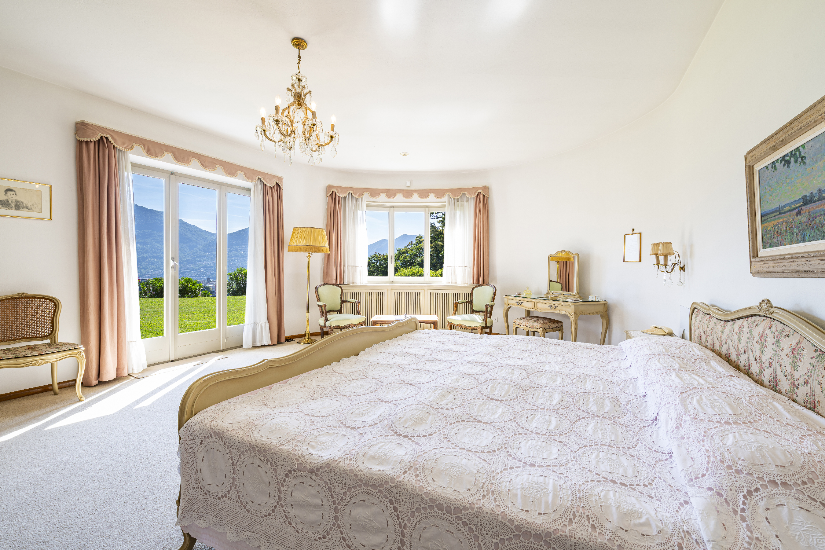 Klassisches Schlafzimmer mit Bergblick