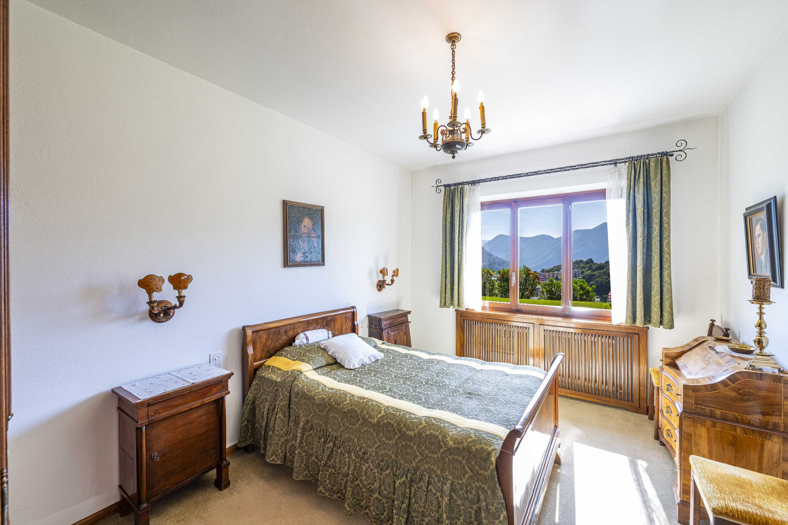 Klassisches Schlafzimmer mit Bergblick
