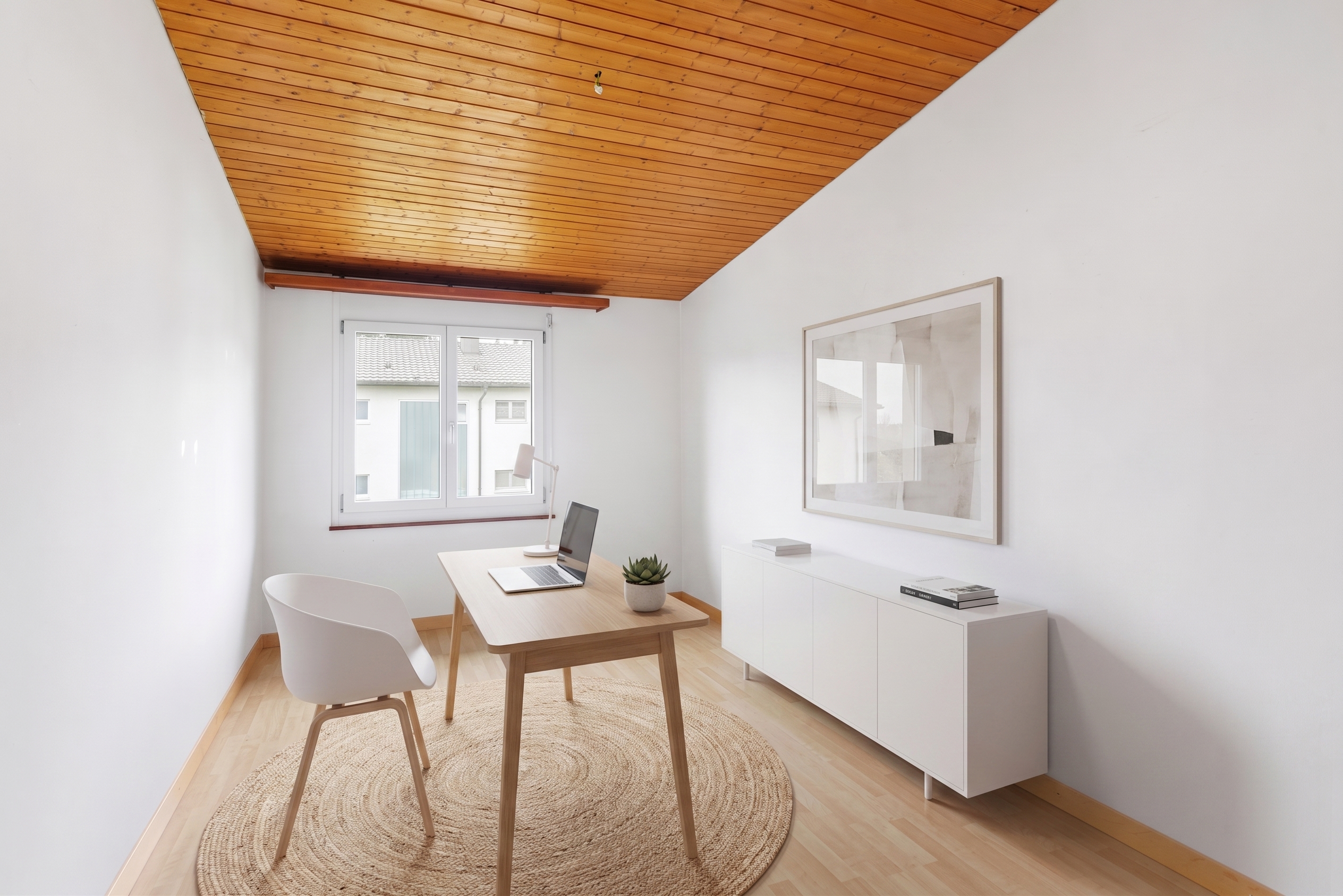 Helles Arbeitszimmer mit Holzbalkendecke