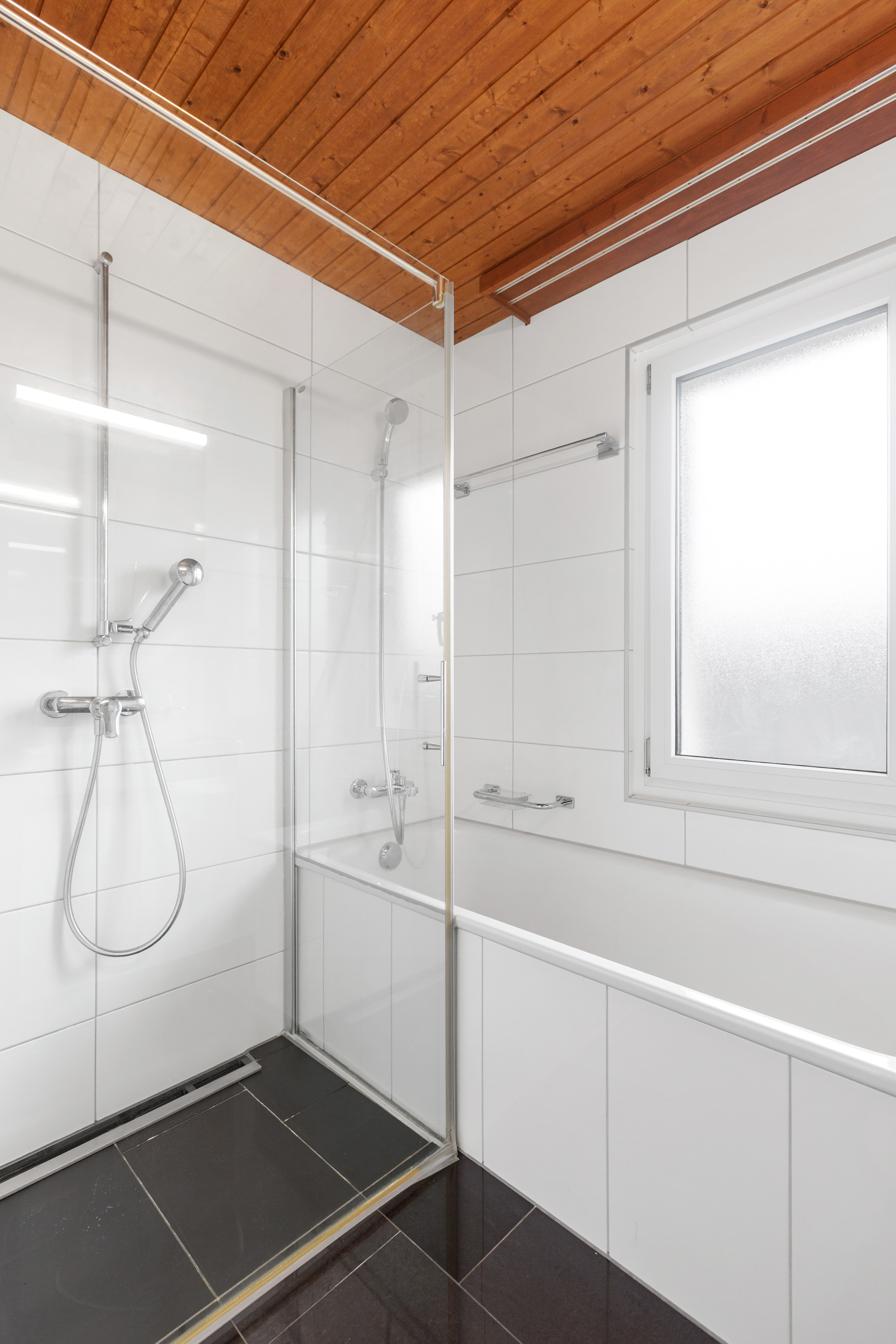 Modernes Badezimmer mit begehbarer Dusche
