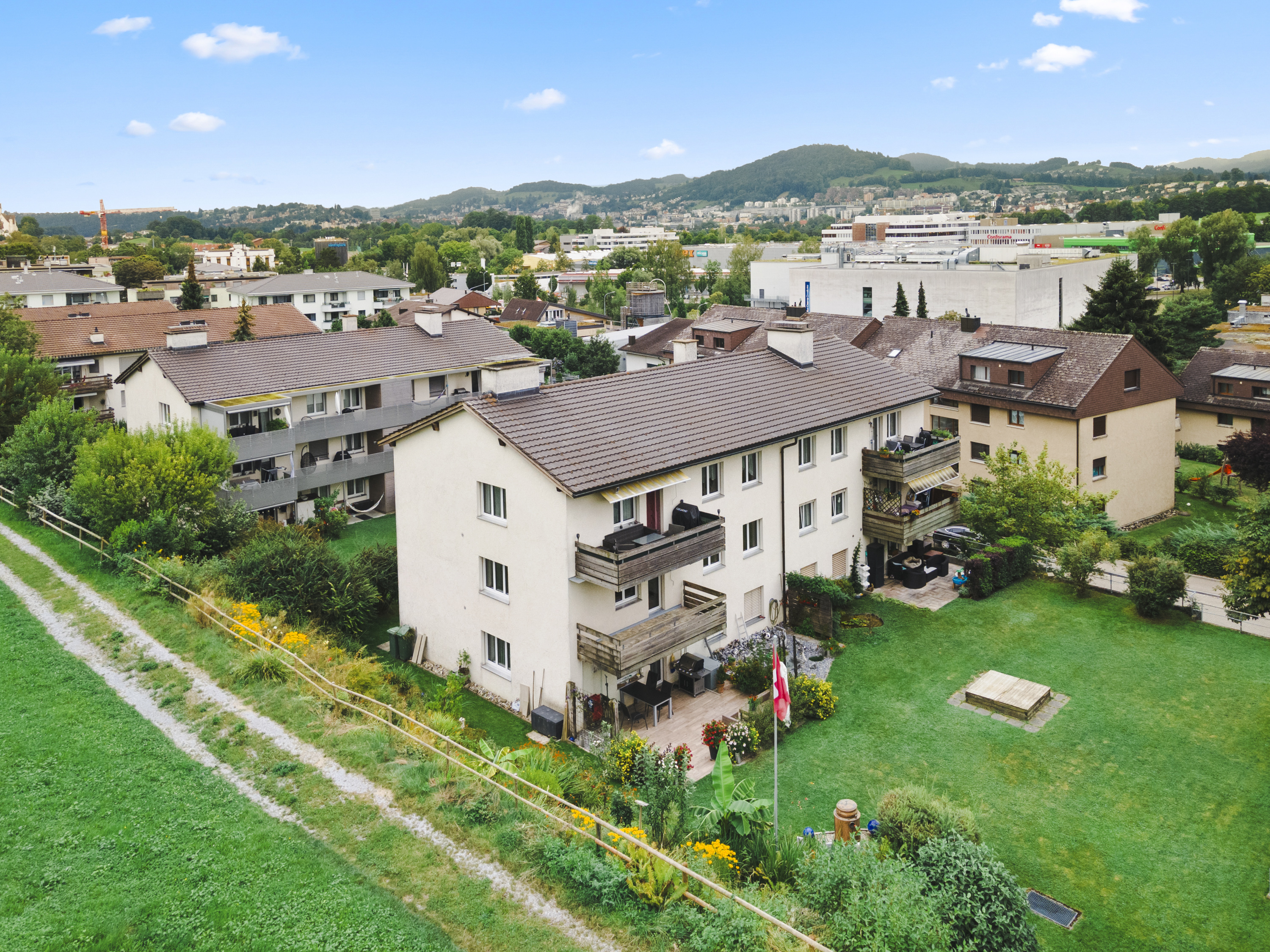 Blick über Wohnhäuser und Gartenanlage