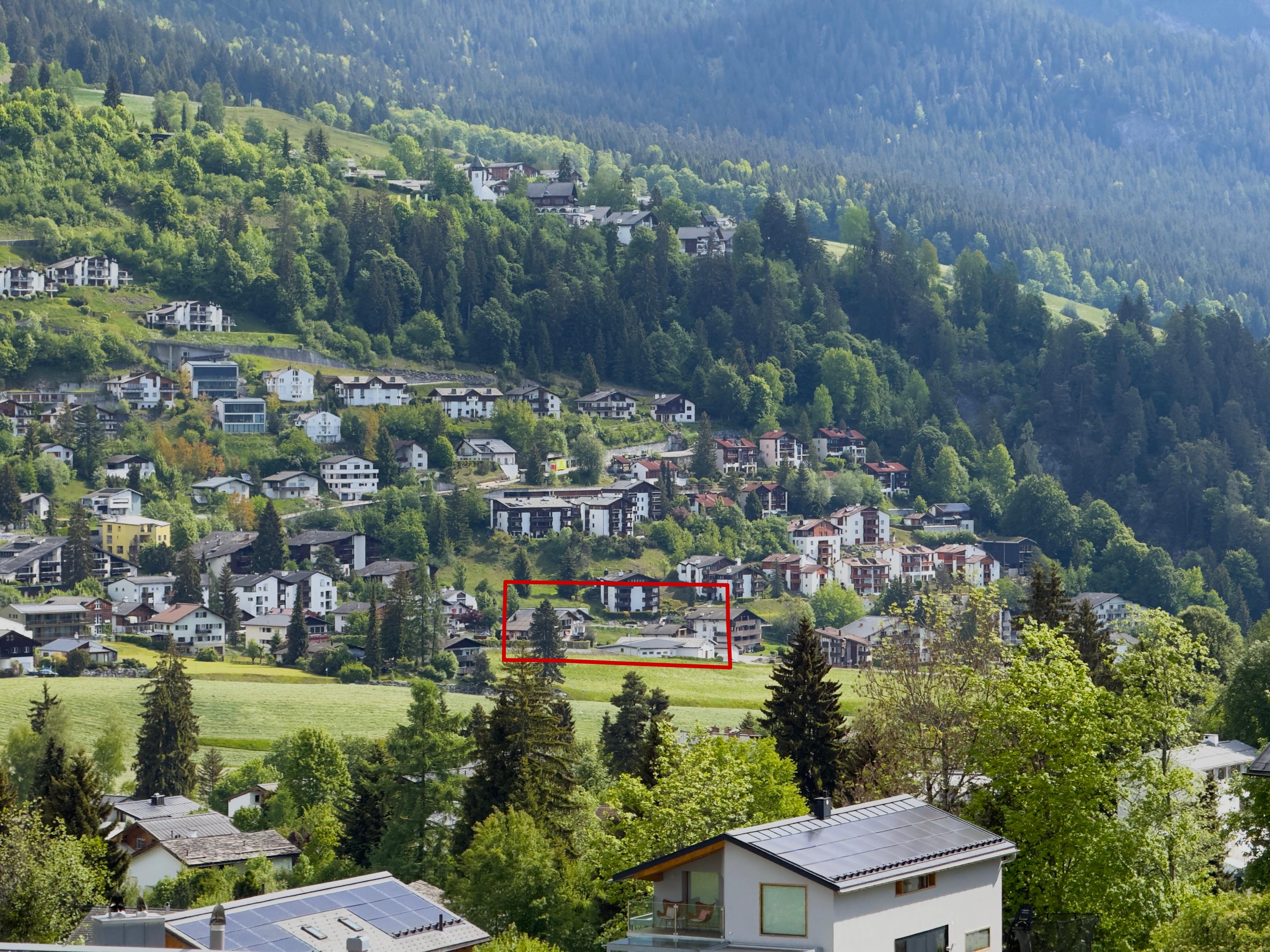 Bergtal mit Wohnsiedlung