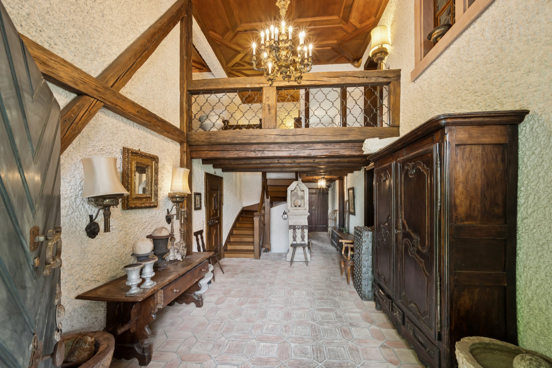 Rustikaler Eingangsbereich mit Galerie und Holzdecke