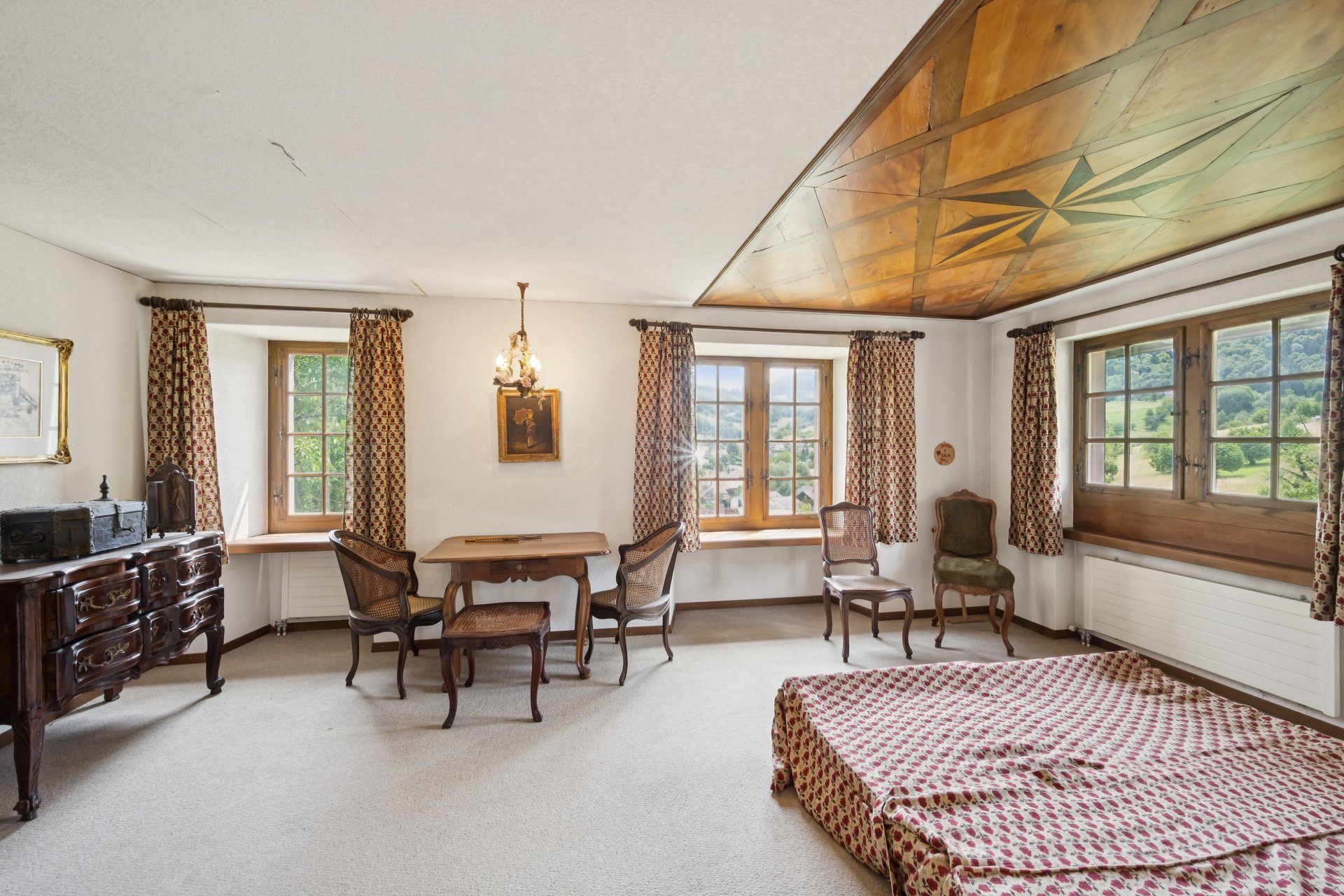 Historisches Schlafzimmer mit Landschaftsblick