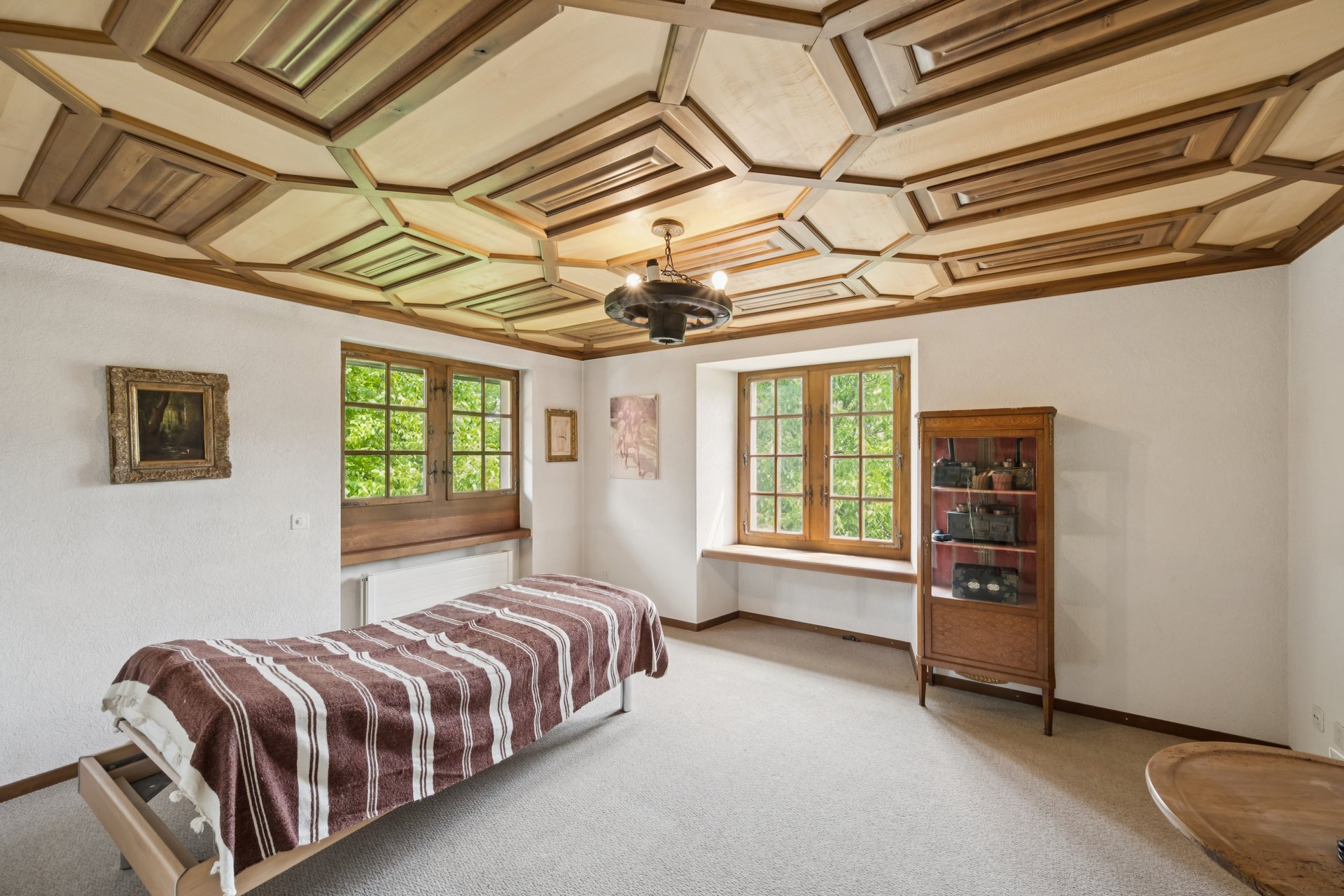 Historisches Schlafzimmer mit kunstvoller Holzdecke