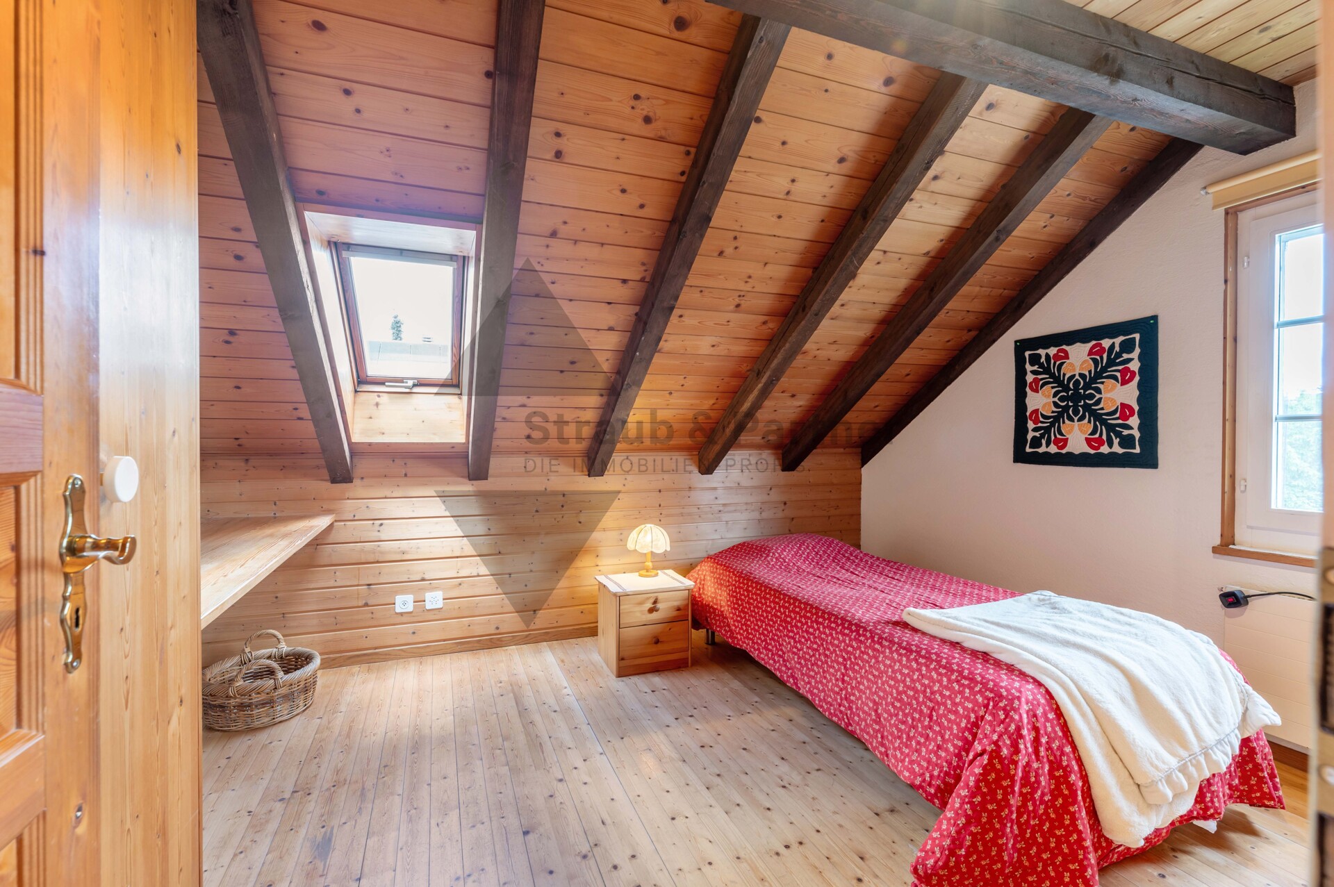 Dachgeschoss-Schlafzimmer mit Holzbalken