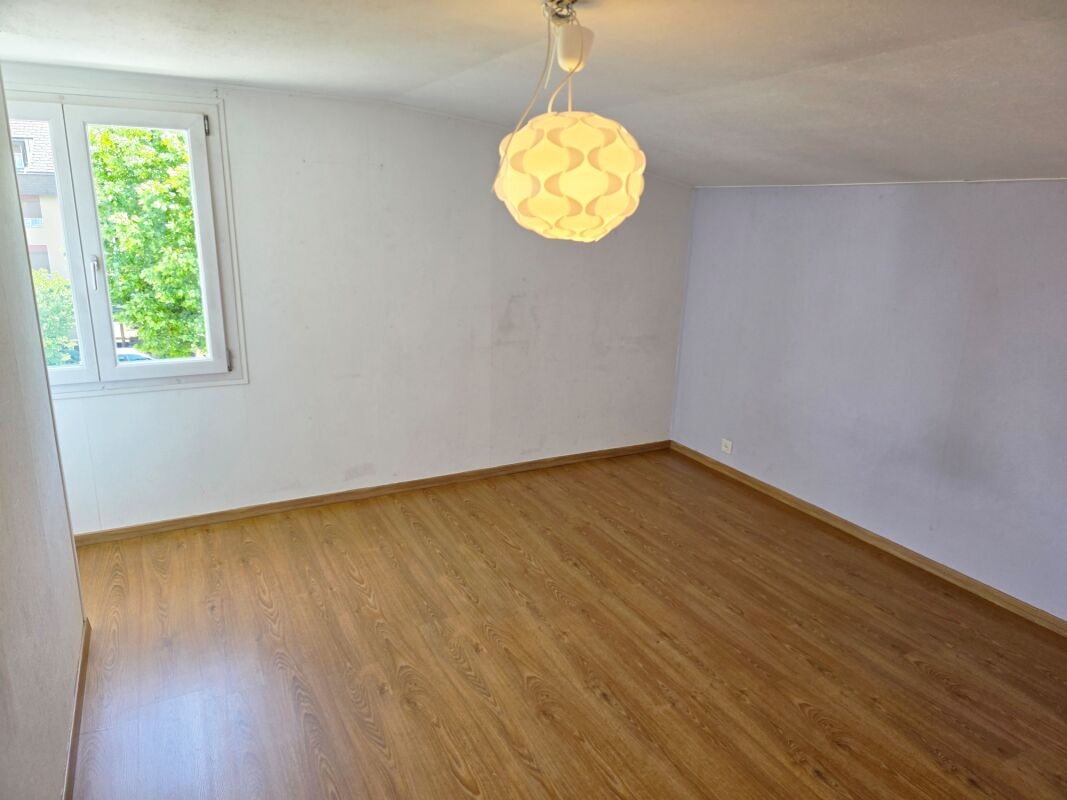 Leeres Schlafzimmer mit Fenster und Pendelleuchte