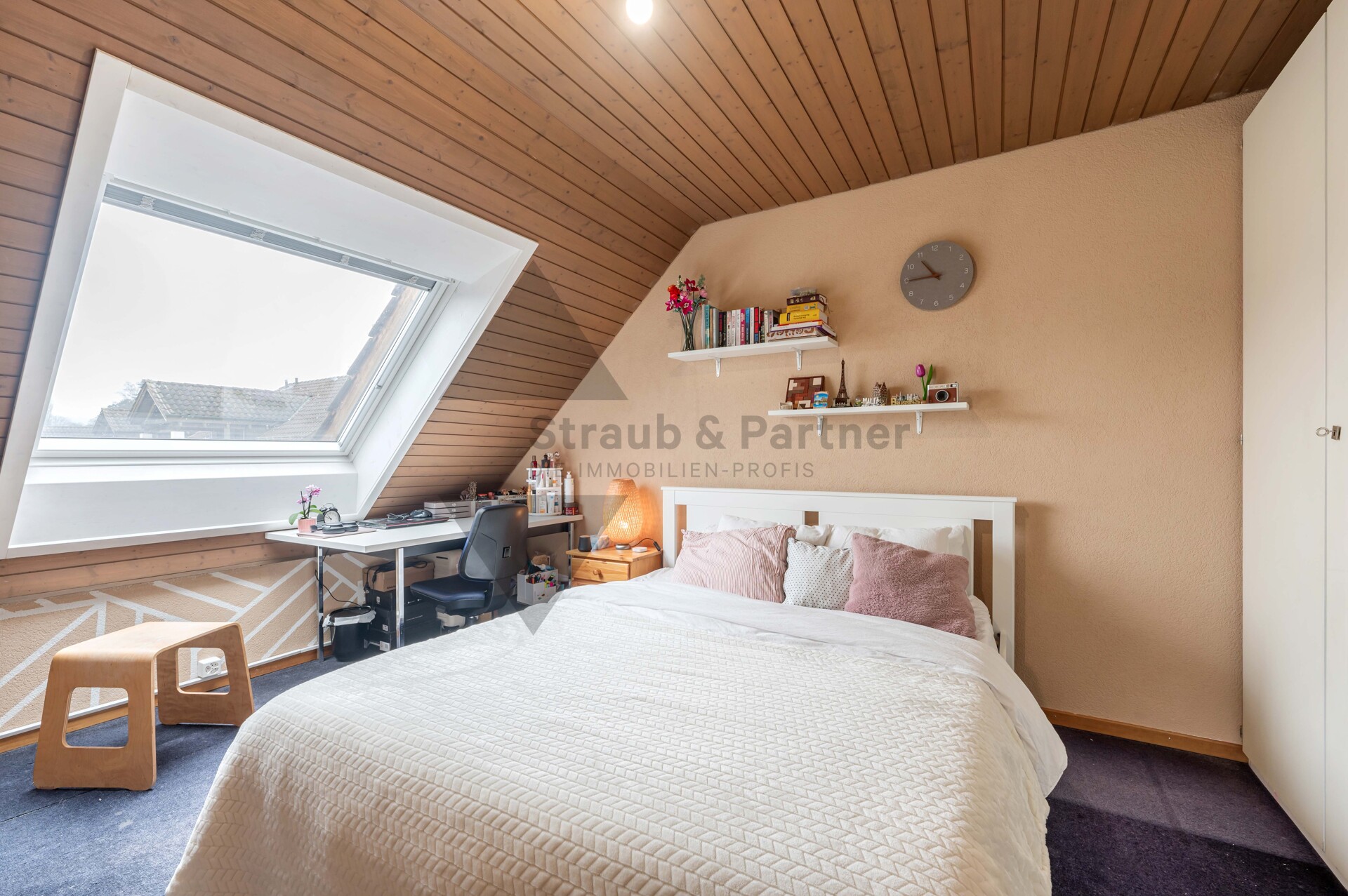 Dachschlafzimmer mit Arbeitsbereich