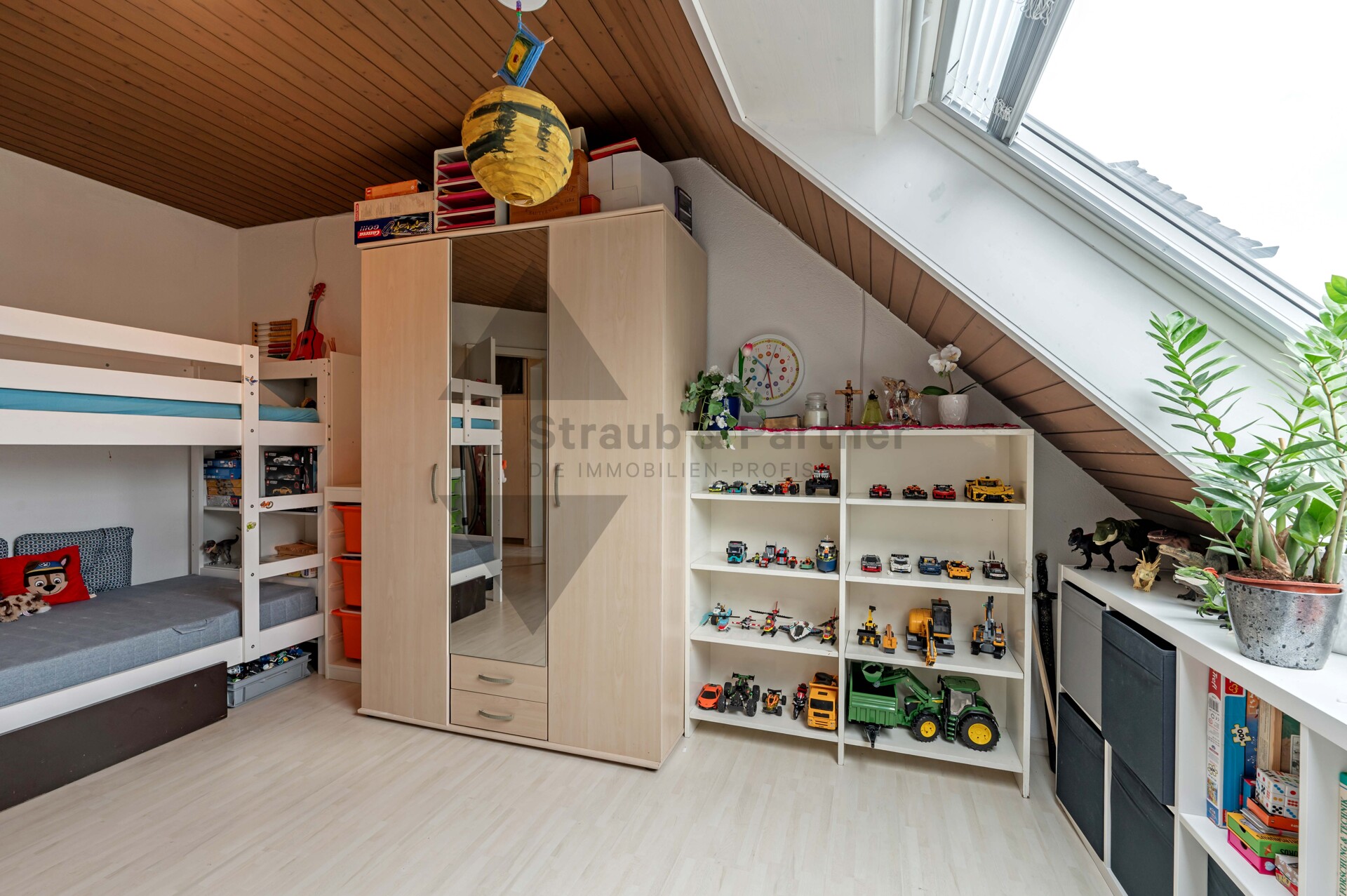 Gemütliches Dachzimmer mit viel Stauraum