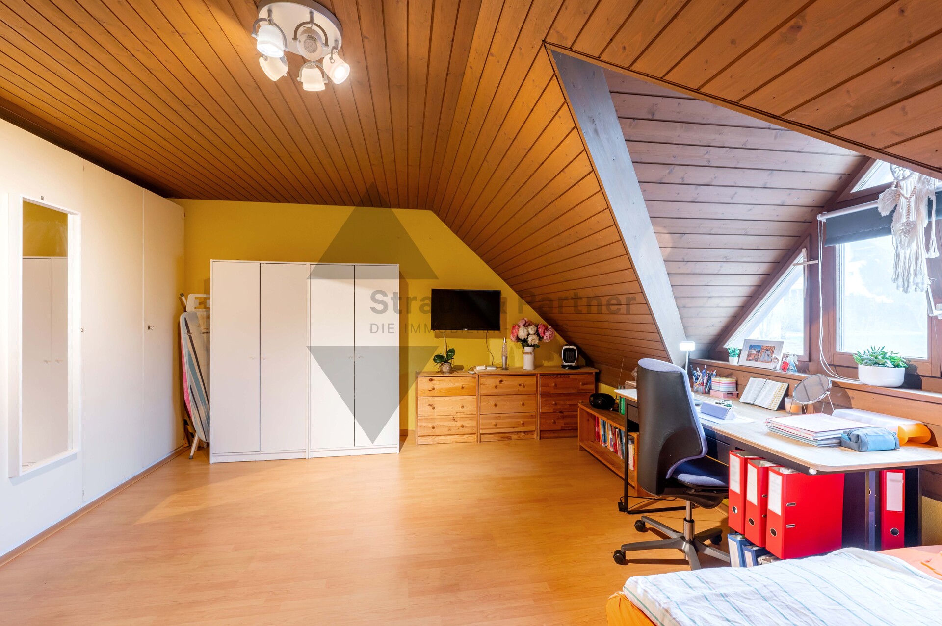 Dachzimmer mit Arbeitsbereich