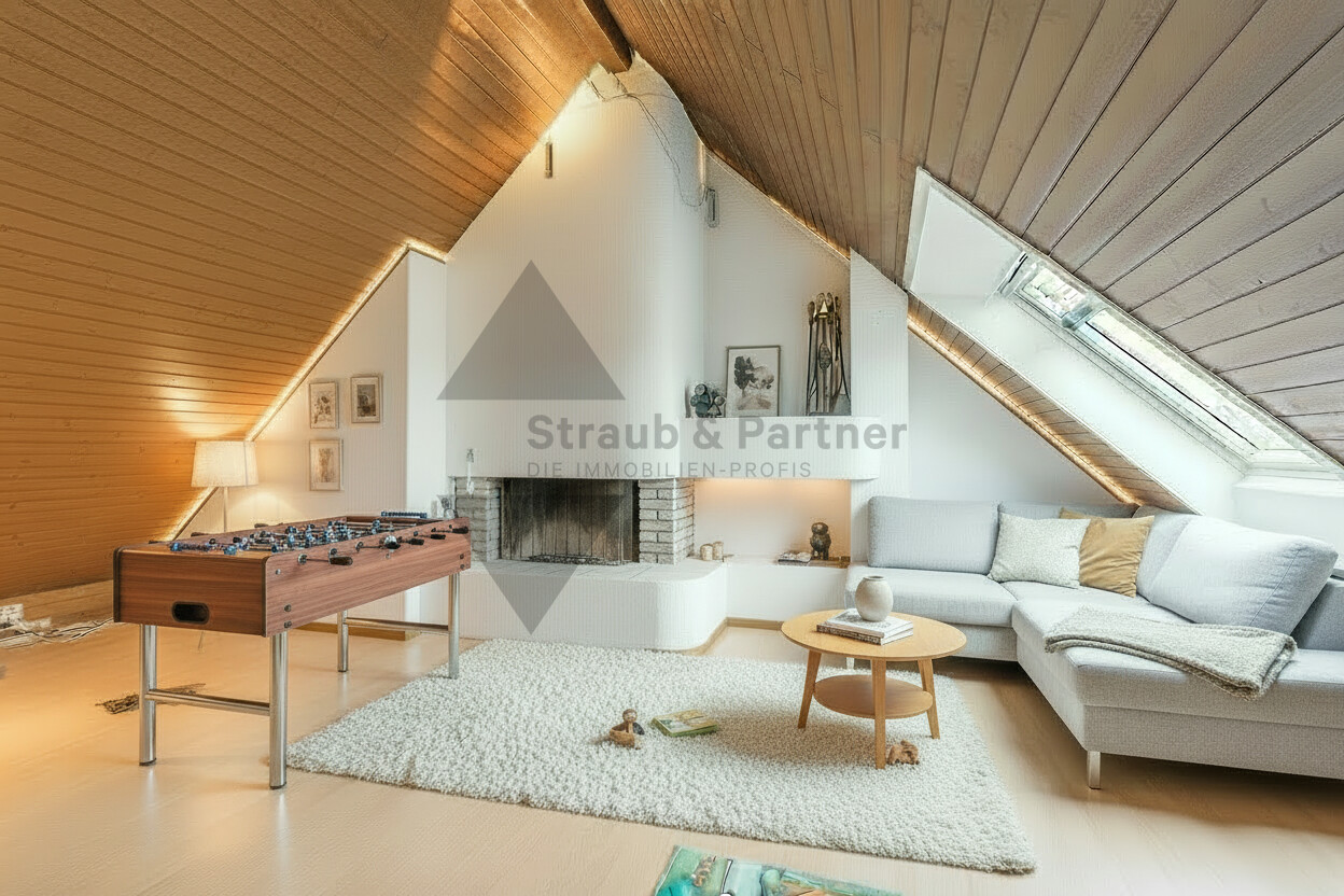 Gemütliches Dachgeschoss-Wohnzimmer mit Kamin und Spielecke