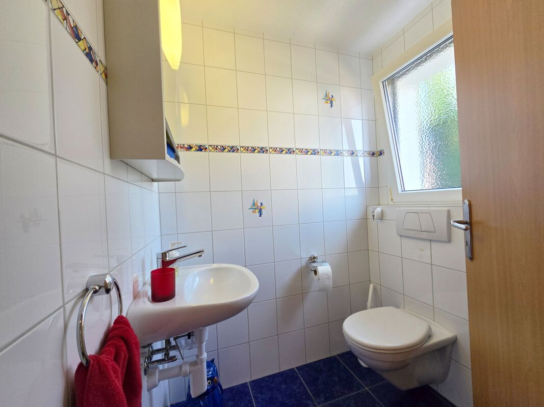 Kleines Gäste-WC mit Fenster