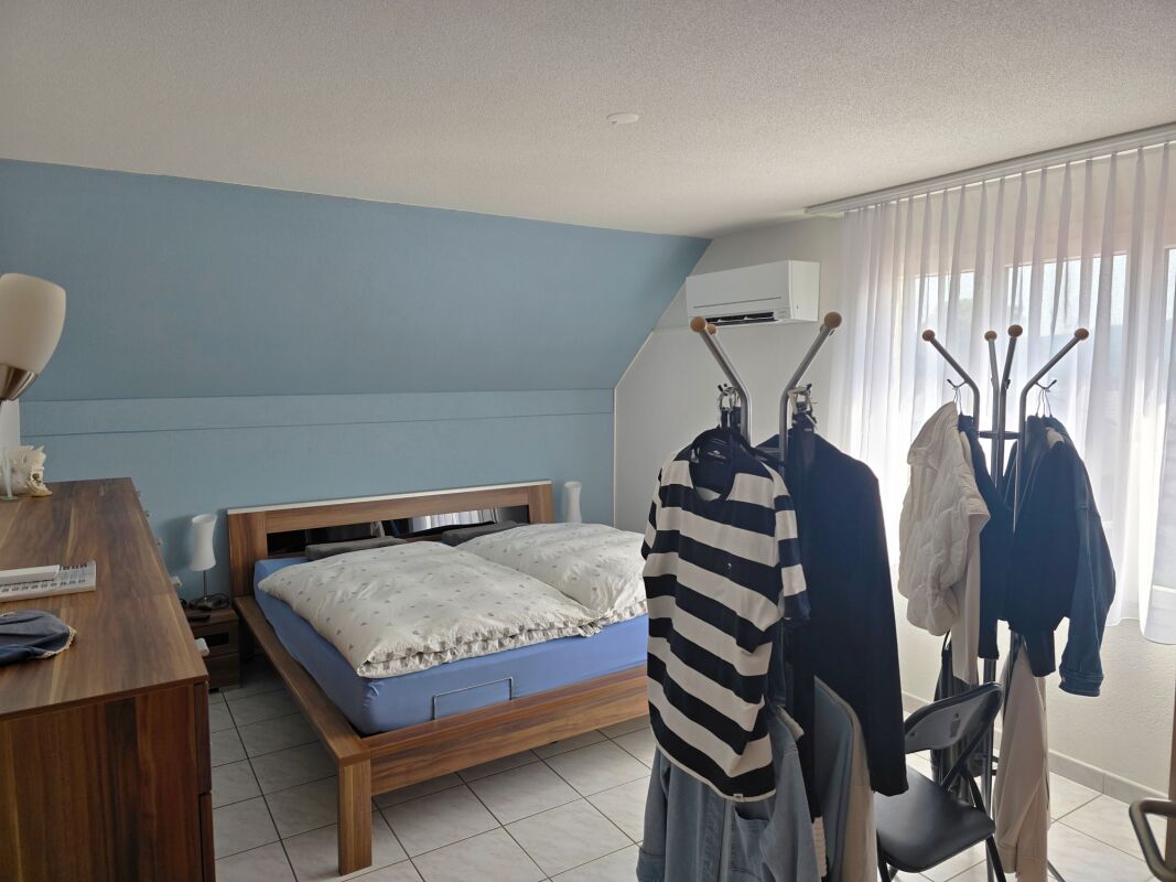 Schlafzimmer mit Dachschräge