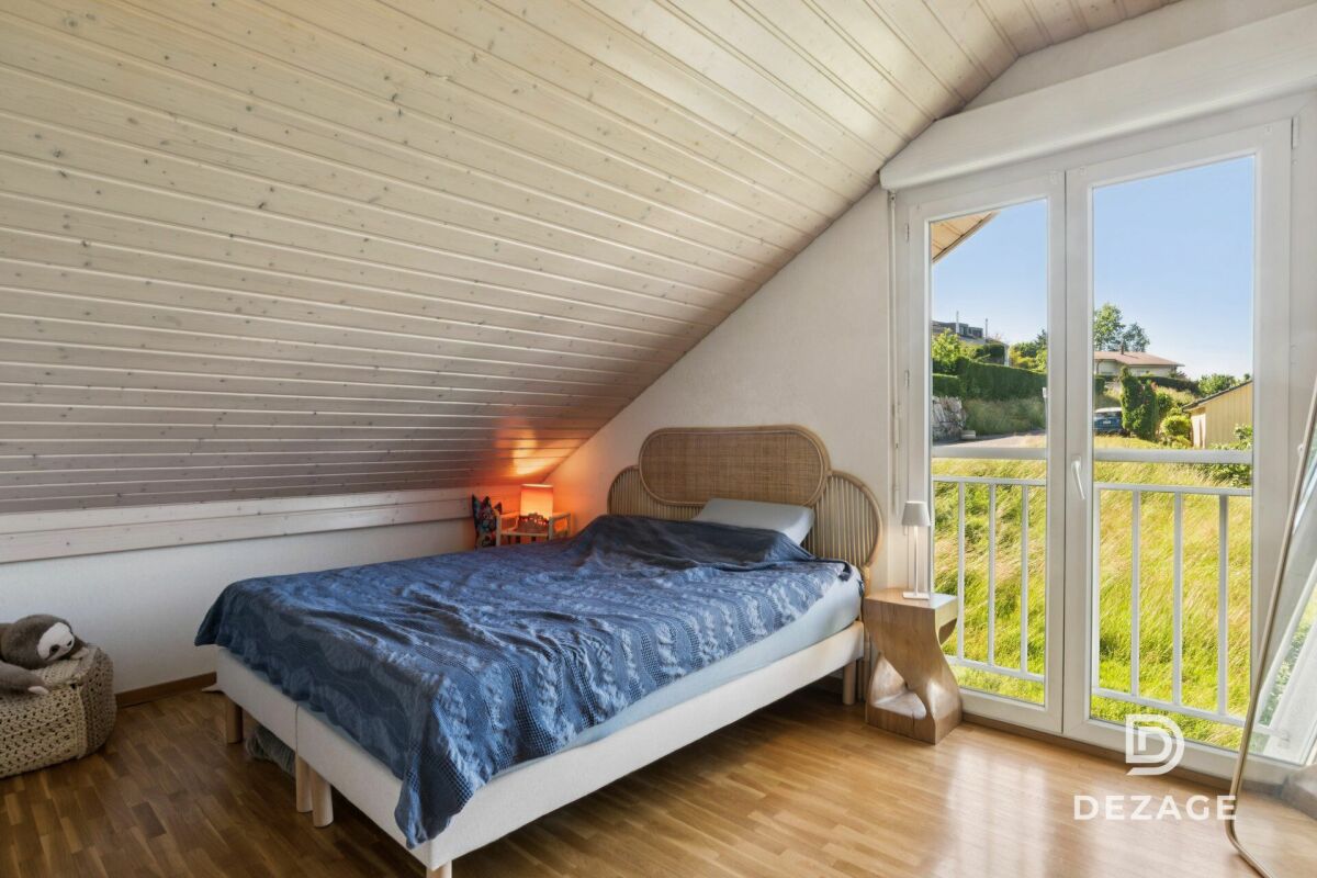 Dachgeschoss-Schlafzimmer mit Balkonblick