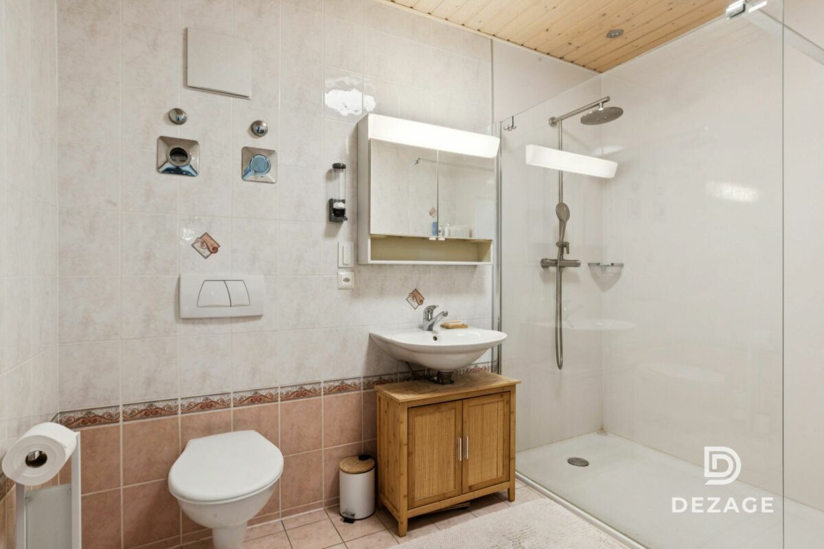 Modernes Bad mit Dusche und WC