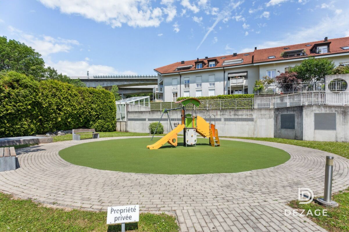 Innenhof mit Spielplatz und Wohnhaus