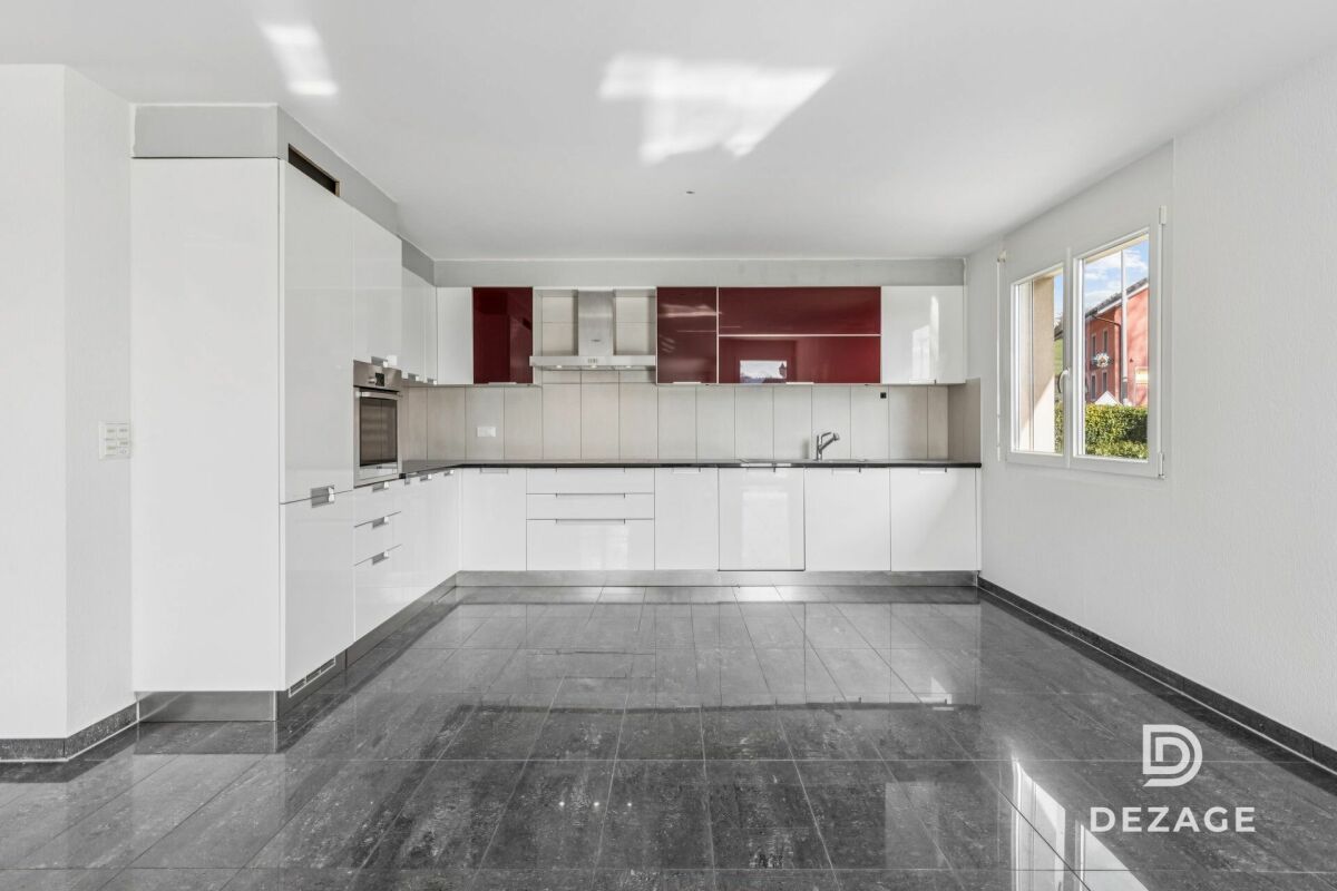 Moderne Einbauküche mit glänzenden Fronten