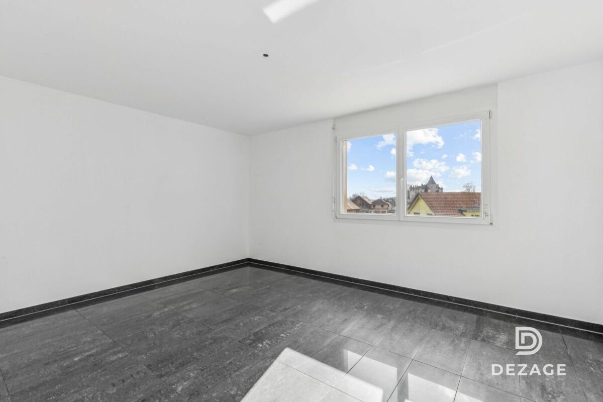Leerer heller Raum mit Fensterblick