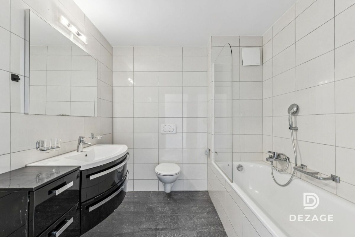 Modernes Badezimmer mit Wanne und Waschbecken