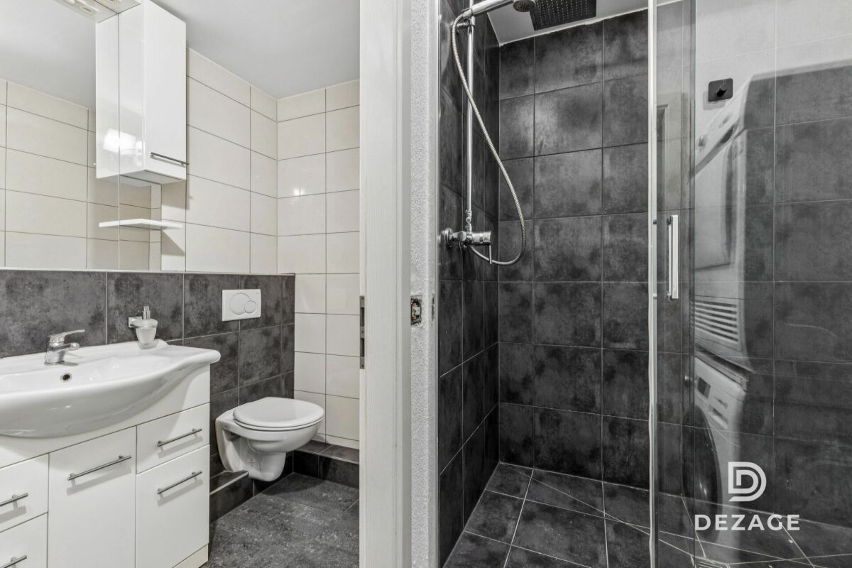 Modernes Badezimmer mit Dusche und WC