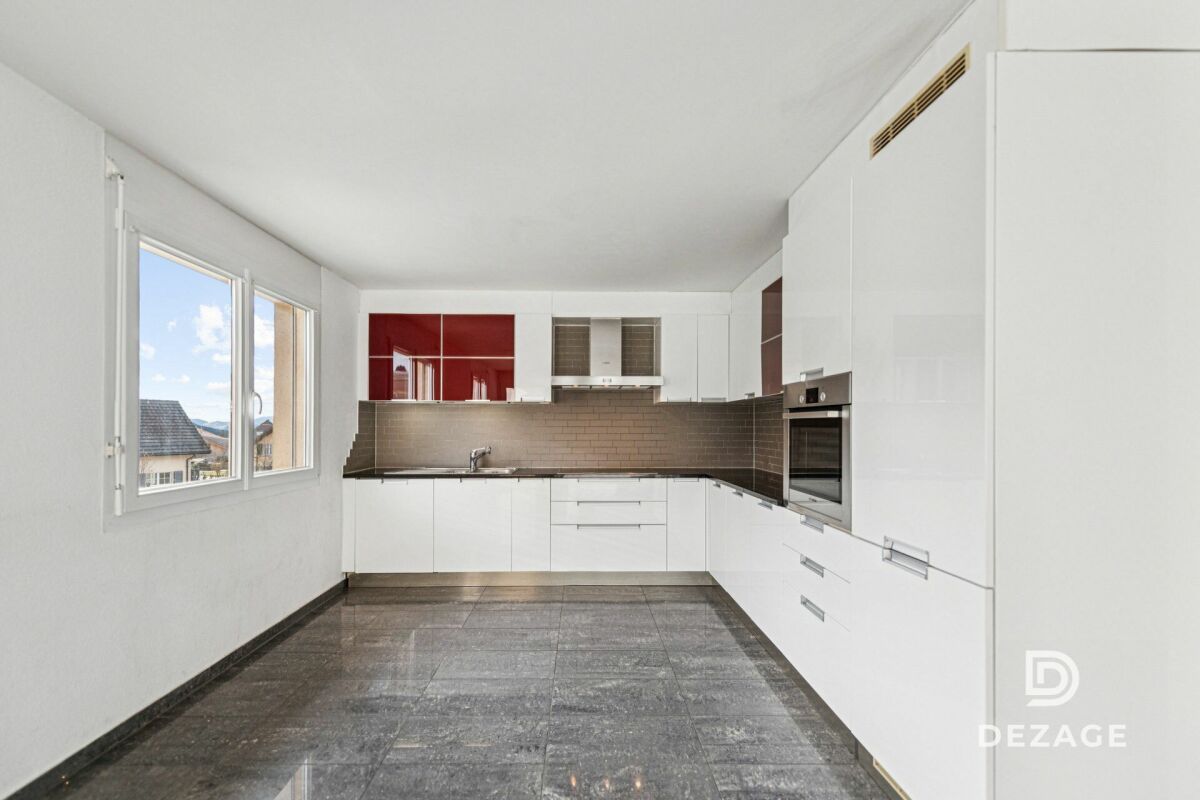 Moderne weiße Küche mit Fenster