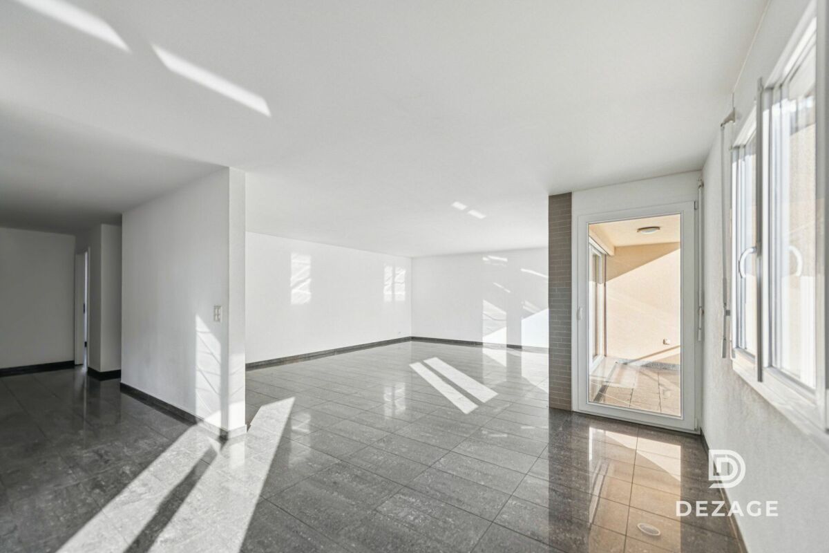 Heller leerer Wohnbereich mit Fensterfront