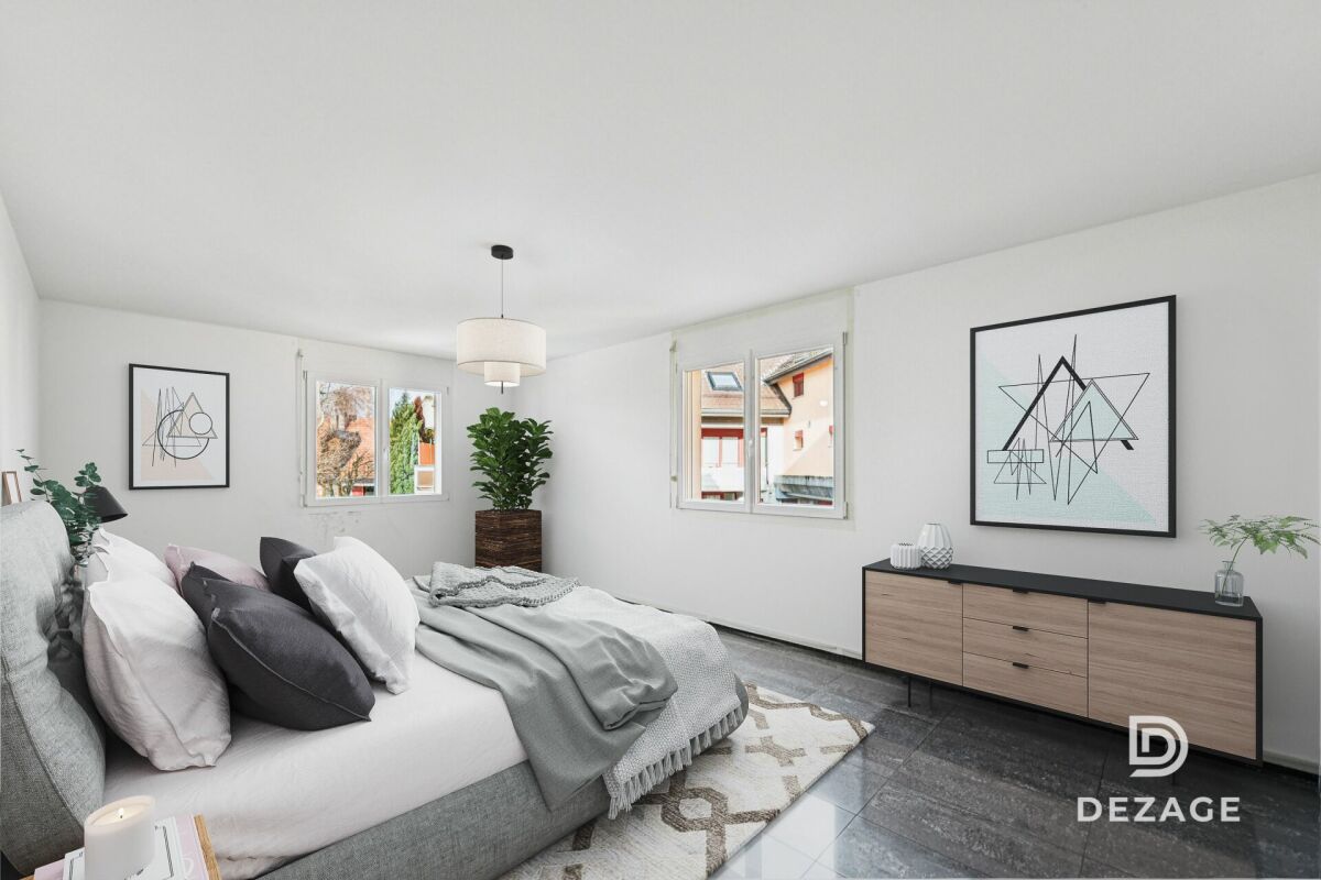 Modernes Schlafzimmer mit schlichter, heller Einrichtung