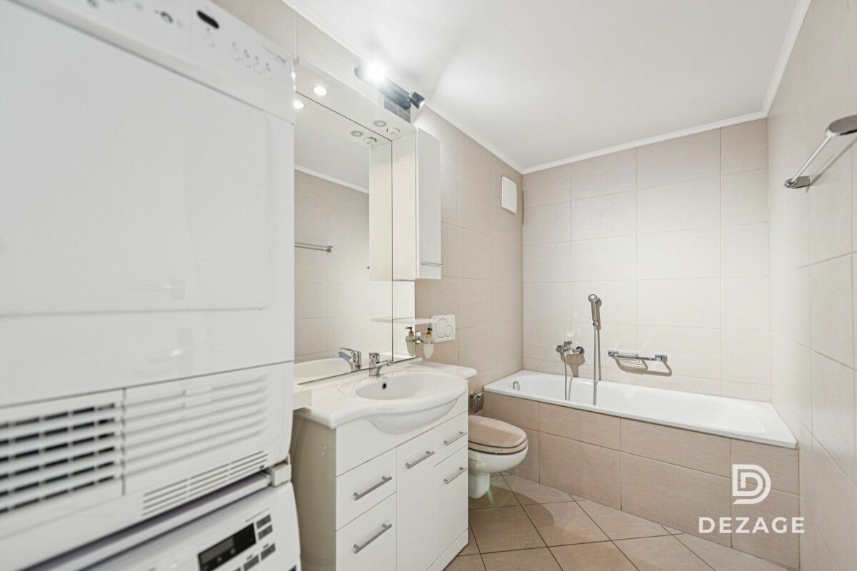 Badezimmer mit Badewanne und Waschbecken
