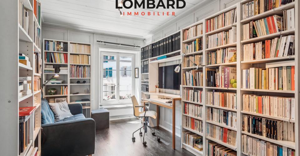 Arbeitszimmer mit Bücherregalen