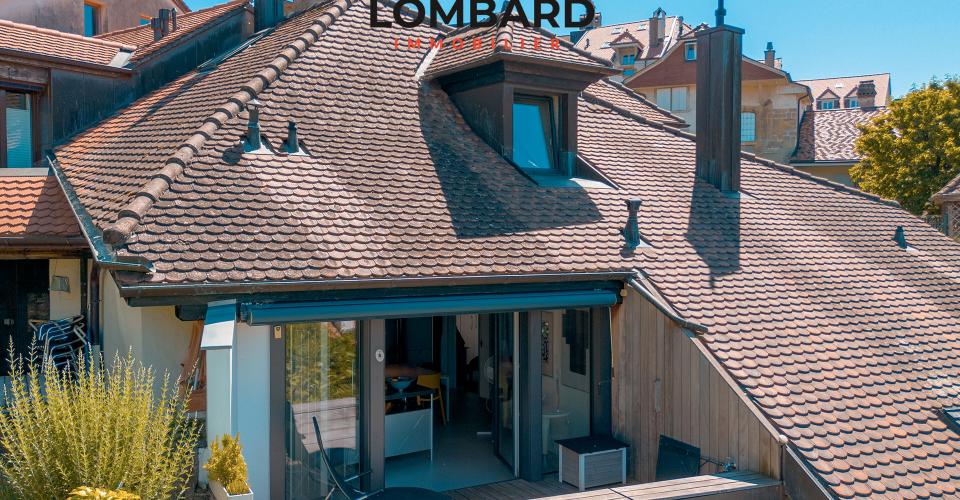 Dachansicht eines Wohnhauses mit Terrasse
