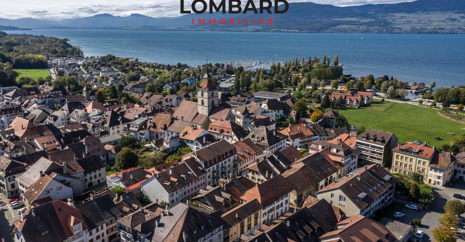 Luftaufnahme einer See- und Altstadt mit Kirche