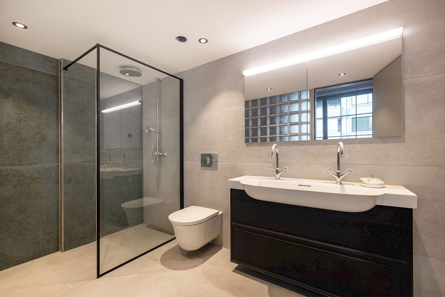 Modernes Badezimmer mit Walk-in-Dusche und Doppelwaschbecken