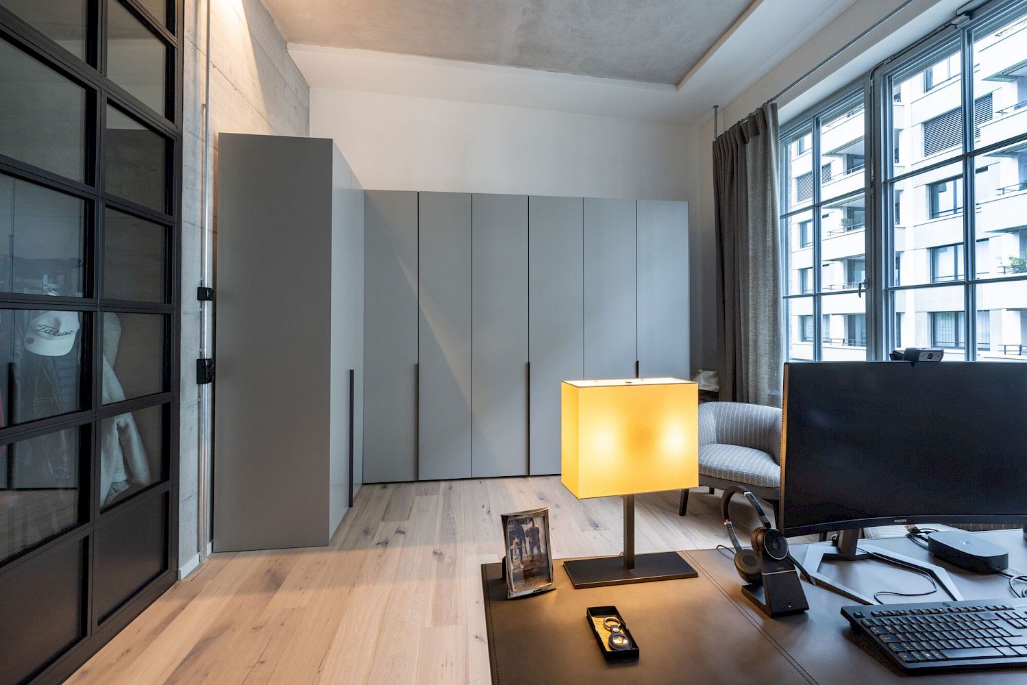 Modernes Arbeitszimmer mit großem Fenster