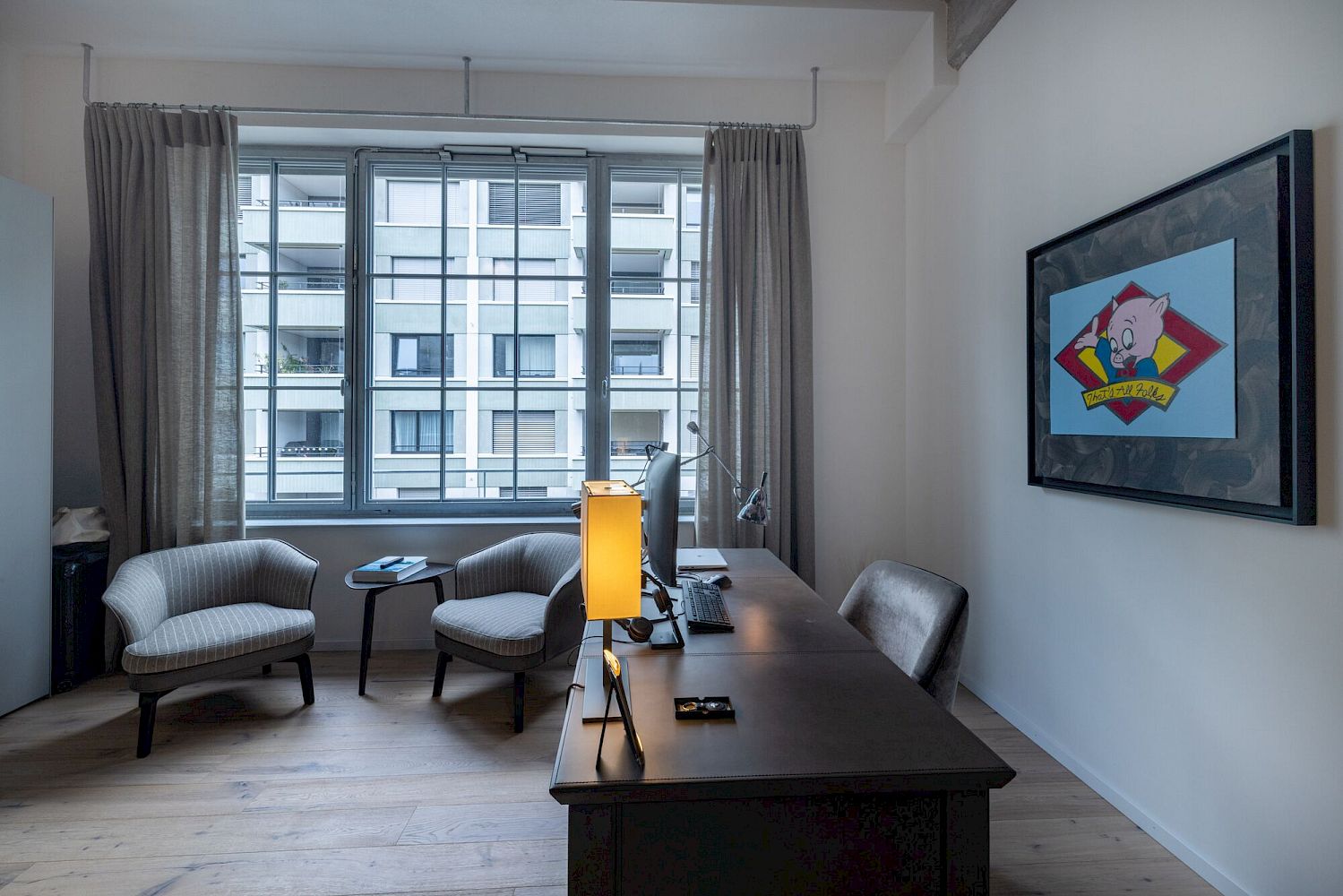 Helles Arbeitszimmer mit Stadtblick