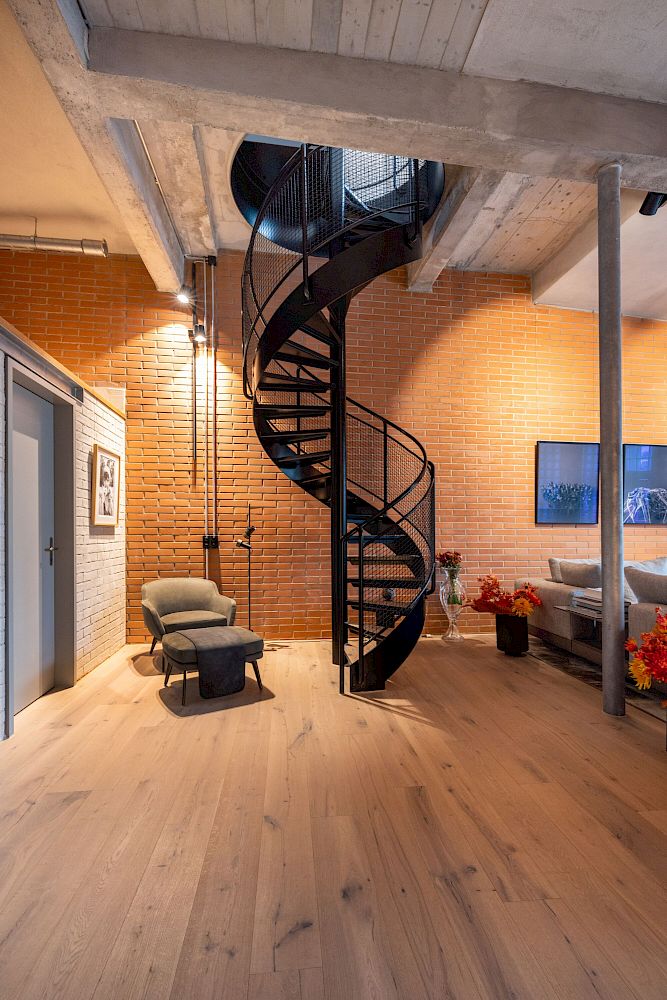 Industrie-Loft mit Wendeltreppe