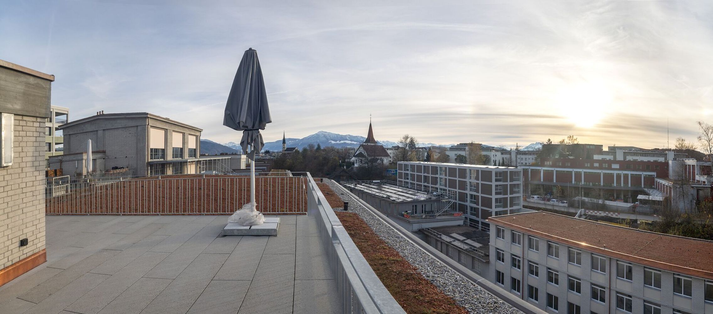 Dachterrasse mit Stadt- und Bergblick