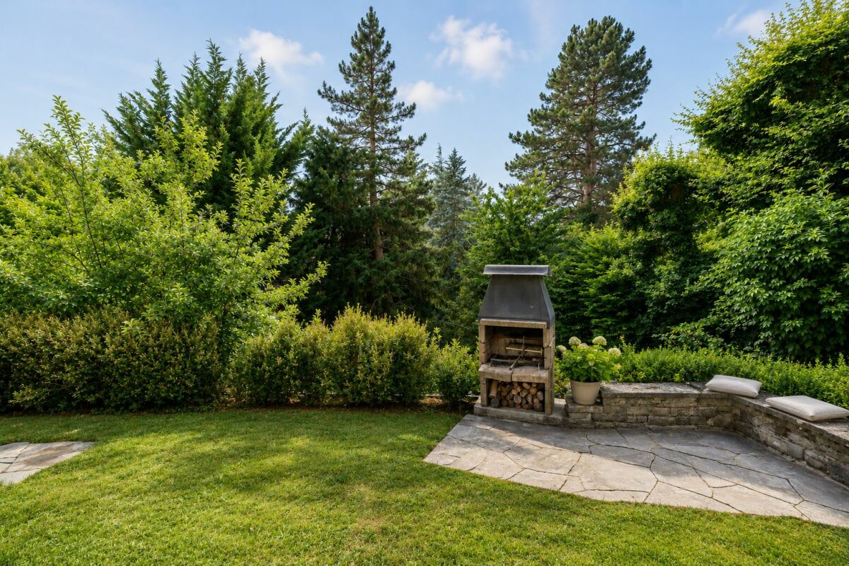 Garten mit gemauertem Grillbereich