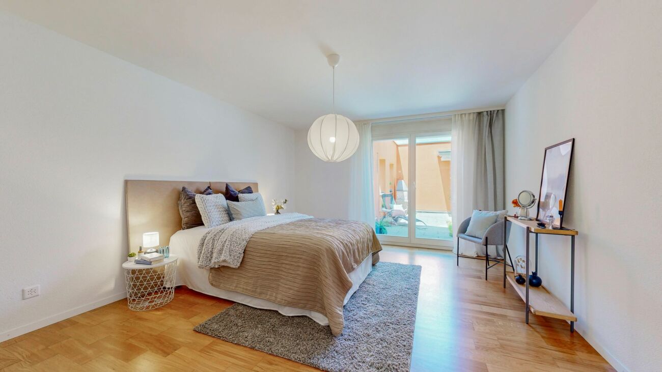 Helles Schlafzimmer mit Blick auf eine Terrasse