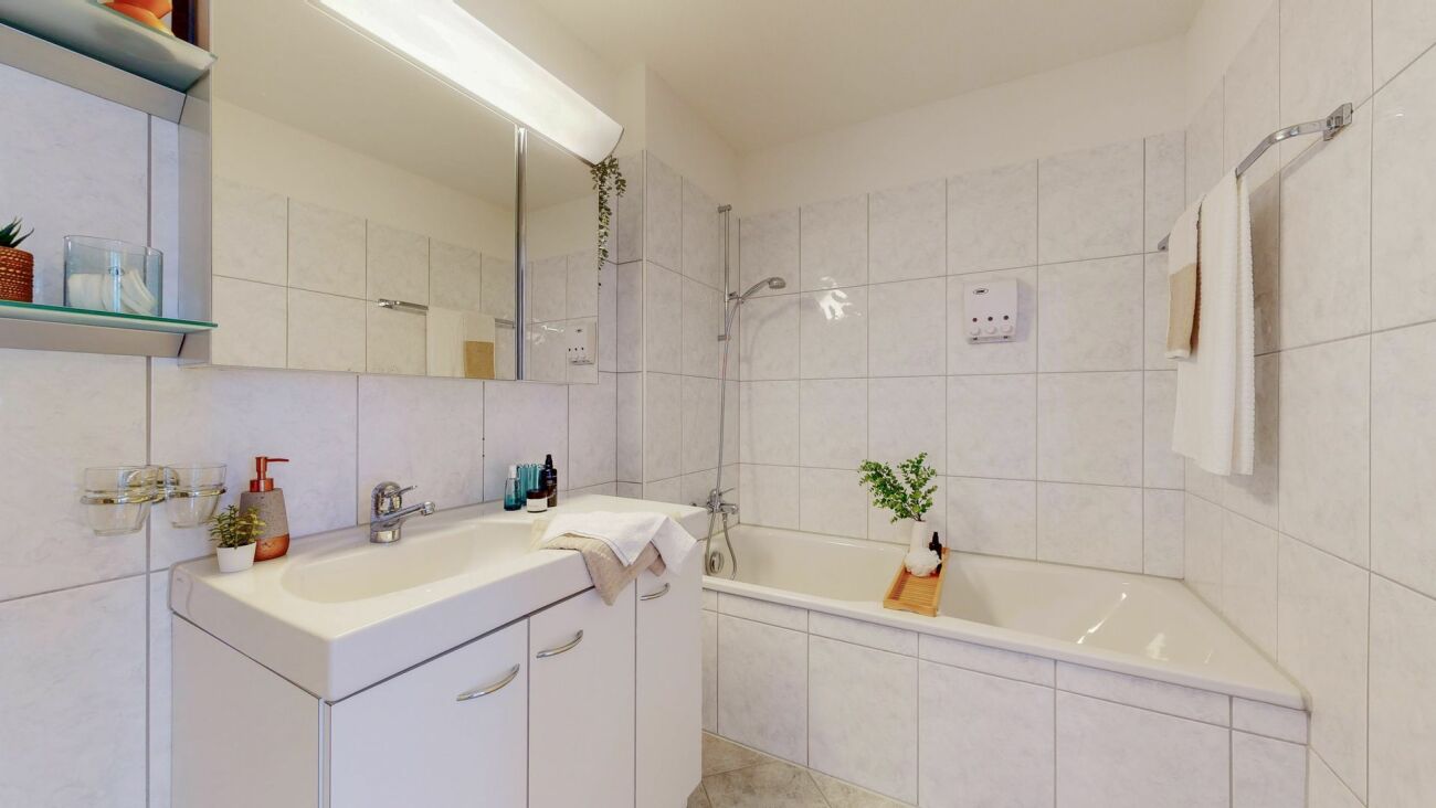 Badezimmer mit Badewanne und Waschplatz