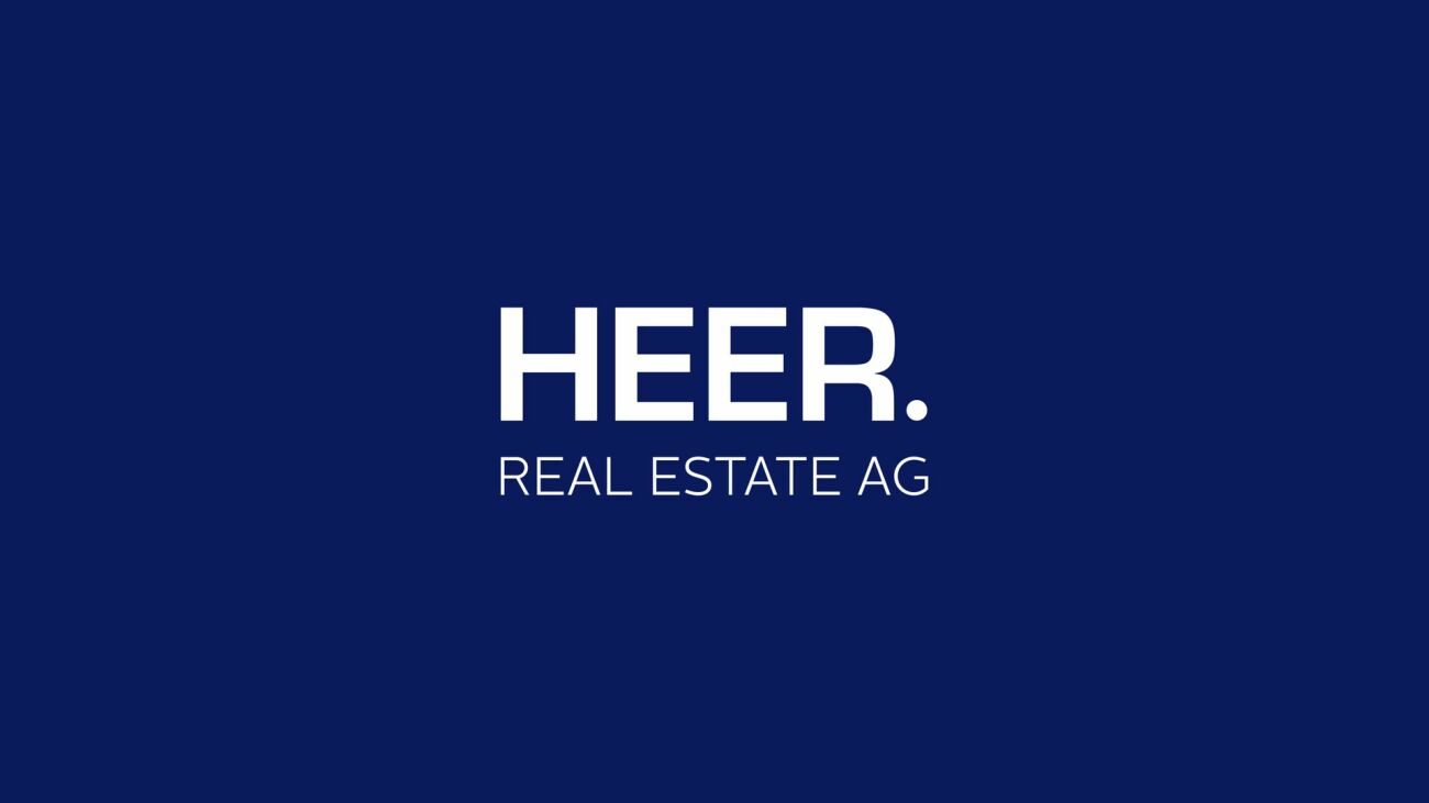 Firmenlogo auf blauem Hintergrund
