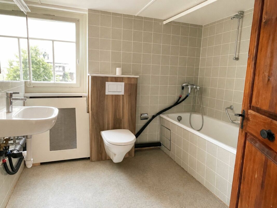 Badezimmer mit Wanne und WC