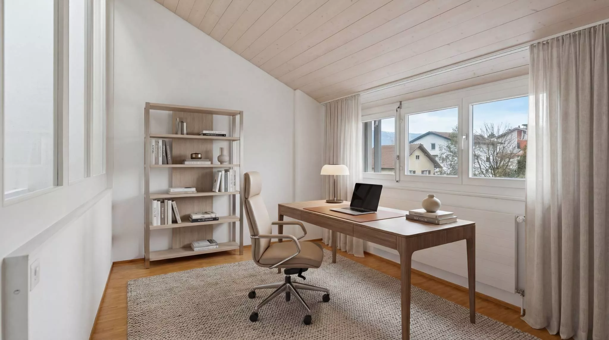 Helles Arbeitszimmer unter Dachschräge
