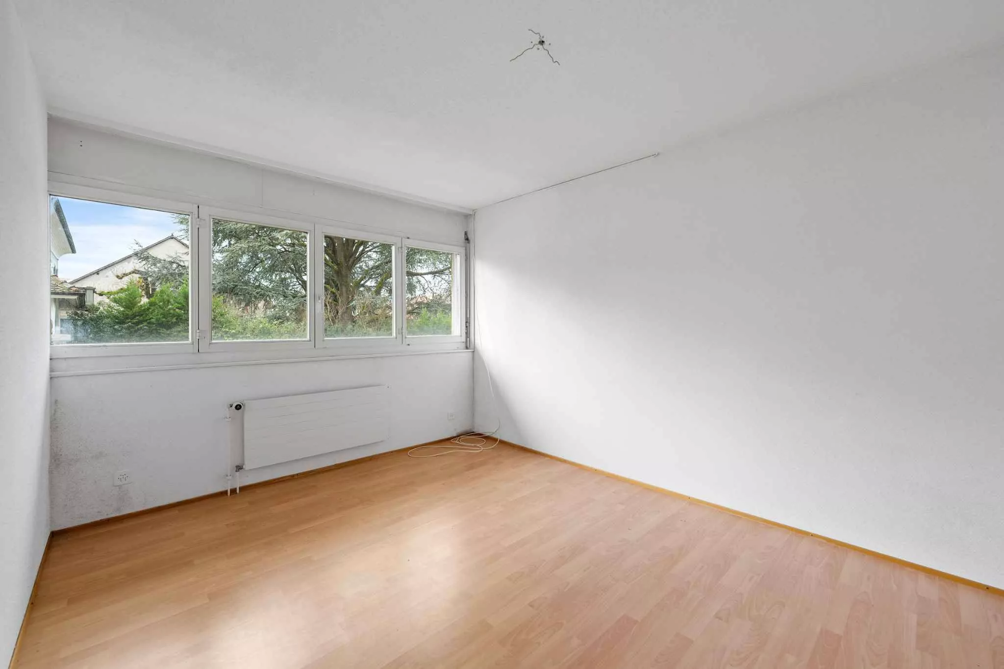 Heller leerer Raum mit Fensterfront