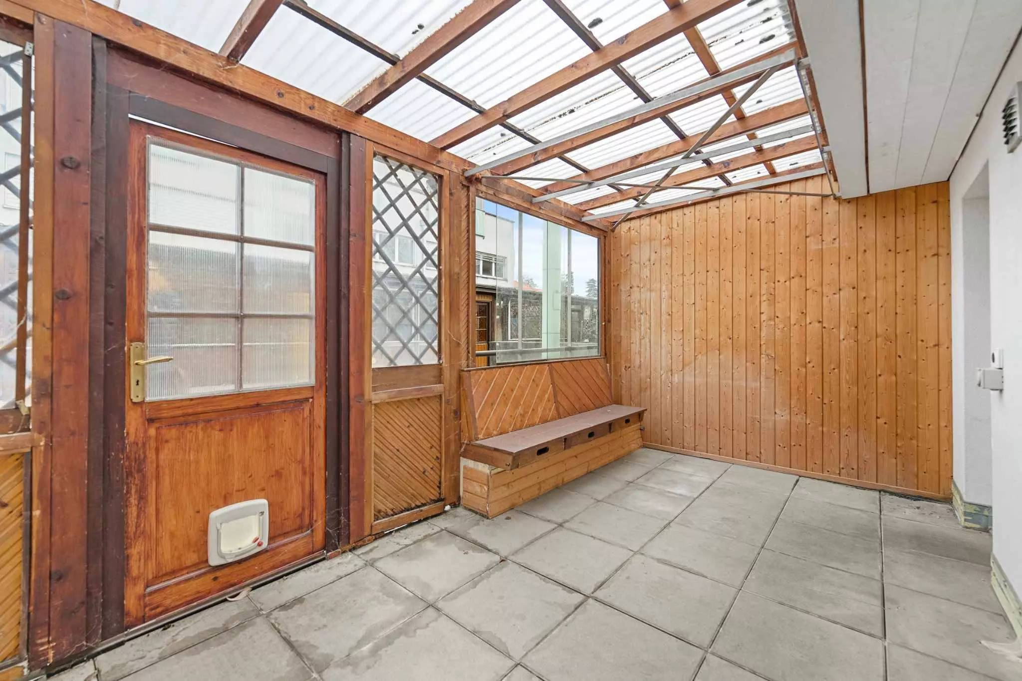 Überdachte Holzterrasse