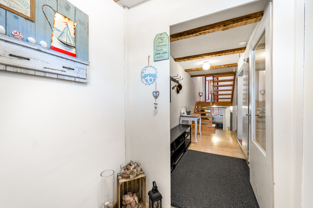 Flur mit Treppe und maritimer Dekoration